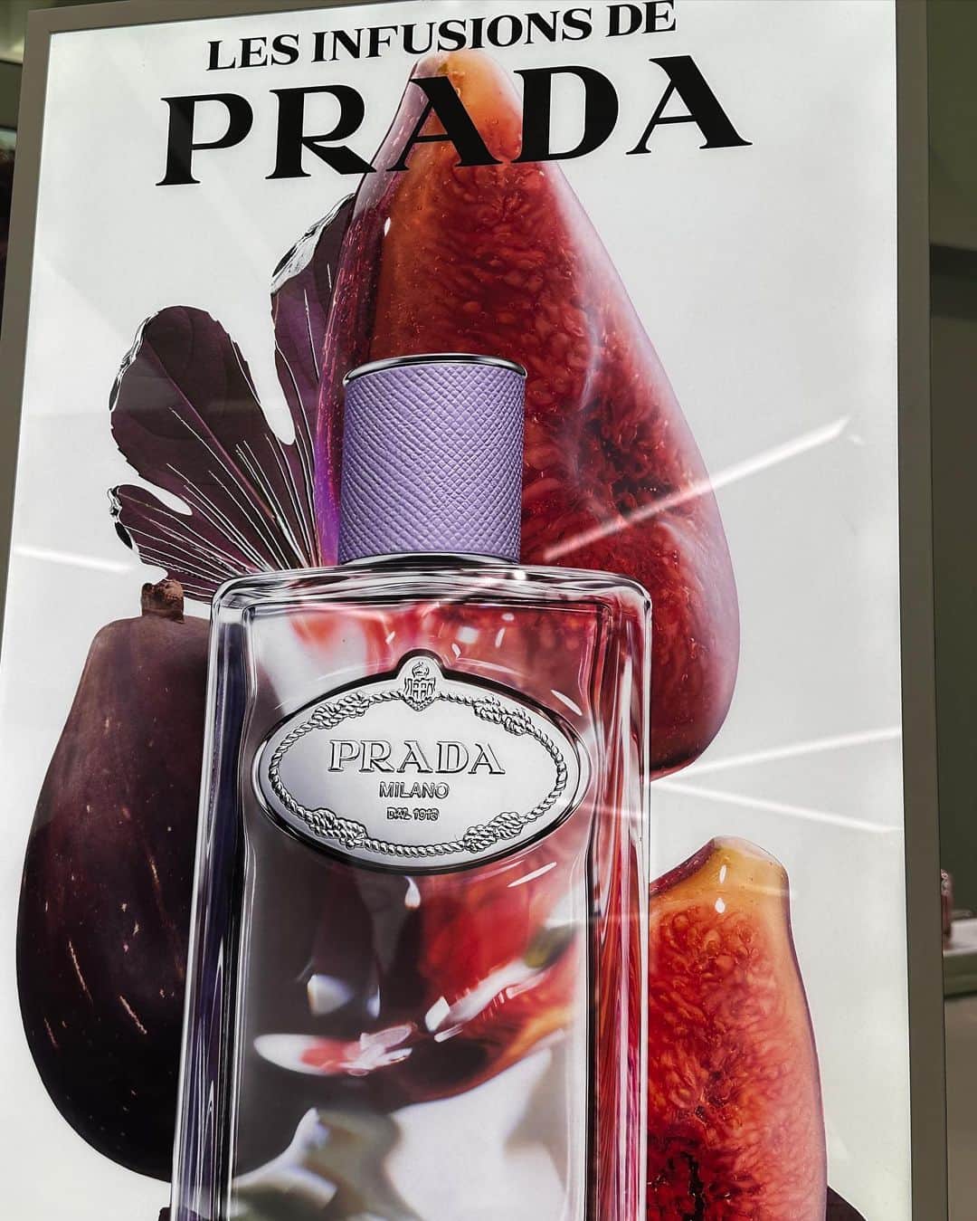 山賀琴子さんのインスタグラム写真 - (山賀琴子Instagram)「@pradabeauty @prada  「プラダ ビューティ トウキョウ」に行ってきました✴︎  新アイコンフレグランス”パラドックス”は香りはもちろんだけどなんと言っても見た目が可愛い！！ 小さいサイズは持ち運びにも便利でファッション感覚でバッグに入れたい🤍  購入した方はこの香水の形をしたコンパクトミラーがもらえるそう！ほしい😍  ぜひ行ってみてね！  #prada #PradaParadoxe #PradaBeauty#PR #プラダパラドックス」11月21日 19時09分 - kotokoyamaga