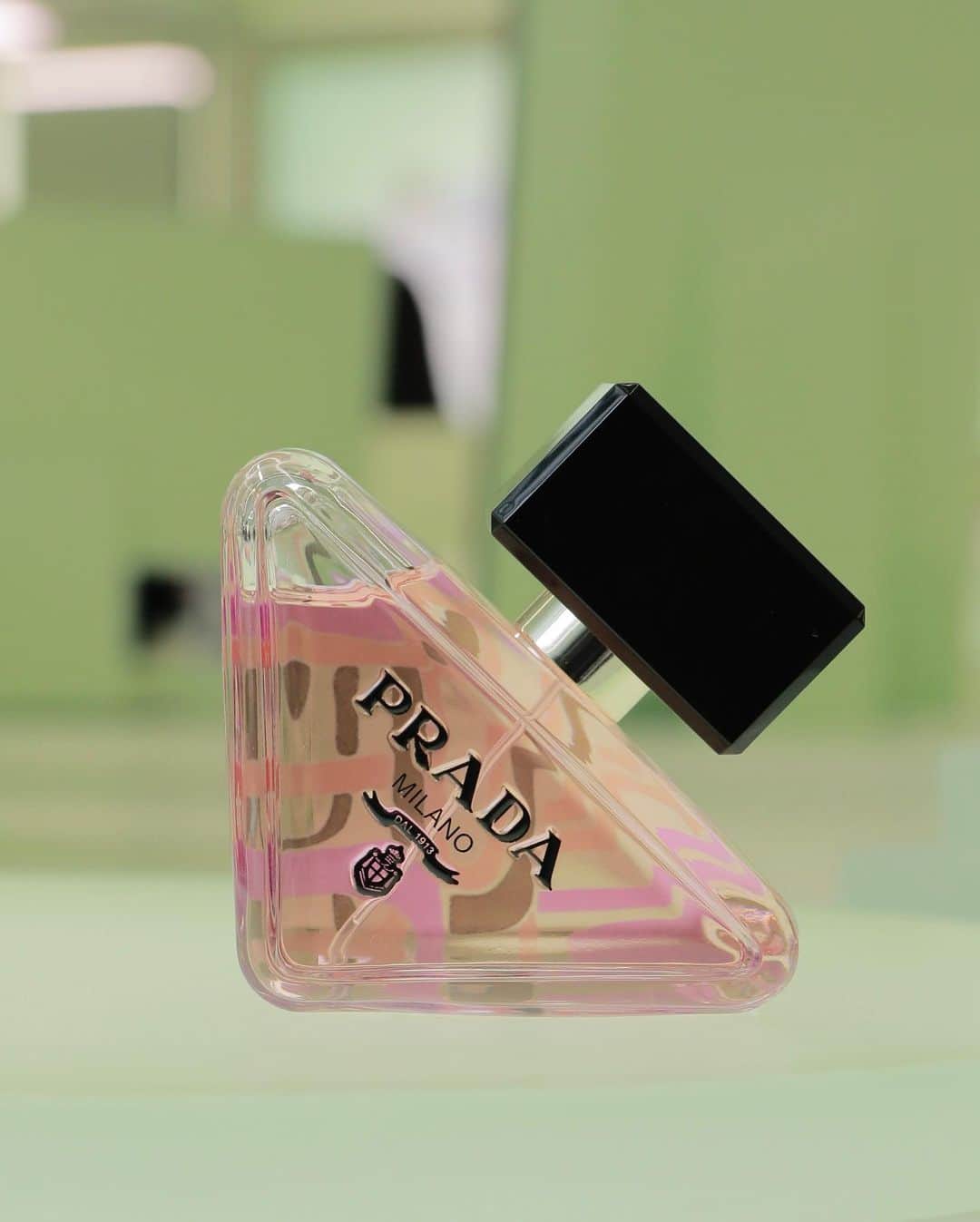 山賀琴子さんのインスタグラム写真 - (山賀琴子Instagram)「@pradabeauty @prada  「プラダ ビューティ トウキョウ」に行ってきました✴︎  新アイコンフレグランス”パラドックス”は香りはもちろんだけどなんと言っても見た目が可愛い！！ 小さいサイズは持ち運びにも便利でファッション感覚でバッグに入れたい🤍  購入した方はこの香水の形をしたコンパクトミラーがもらえるそう！ほしい😍  ぜひ行ってみてね！  #prada #PradaParadoxe #PradaBeauty#PR #プラダパラドックス」11月21日 19時09分 - kotokoyamaga