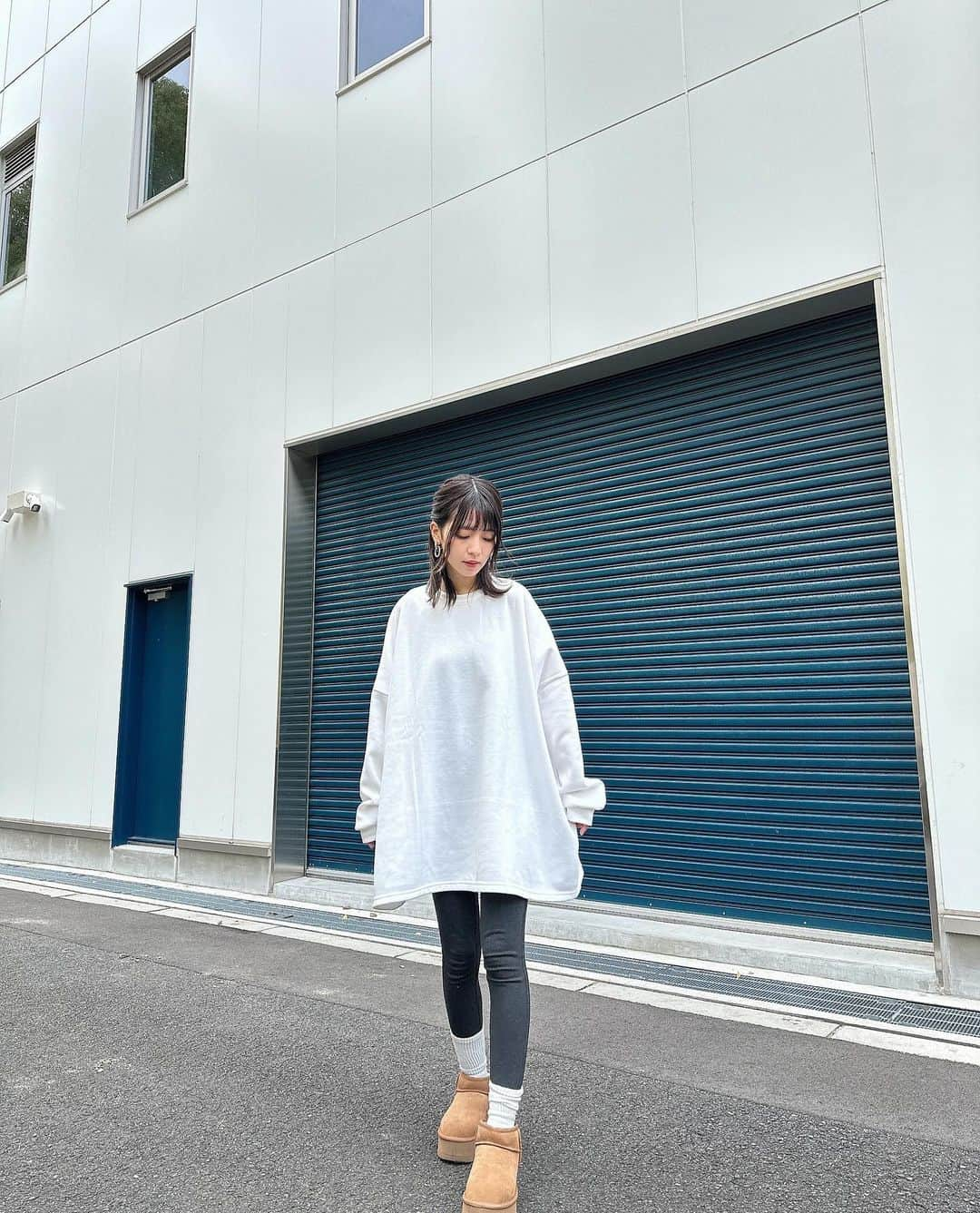 marikoさんのインスタグラム写真 - (marikoInstagram)「＊ . 最近ハマってるレギンスとUGGコーデ♡ @reca.rakuten のゆったりスウェットはお尻まで隠れるからレギンスコーデに合わせやすい✌︎ しかも裏起毛になってるからあったかいよ🥺  #裏起毛ボリューム袖ゆったりスウェット   . ＊ #ootd#outfit#mari_code#fashion#reca#recaコーデ#ママコーデ」11月21日 19時10分 - marinstgm