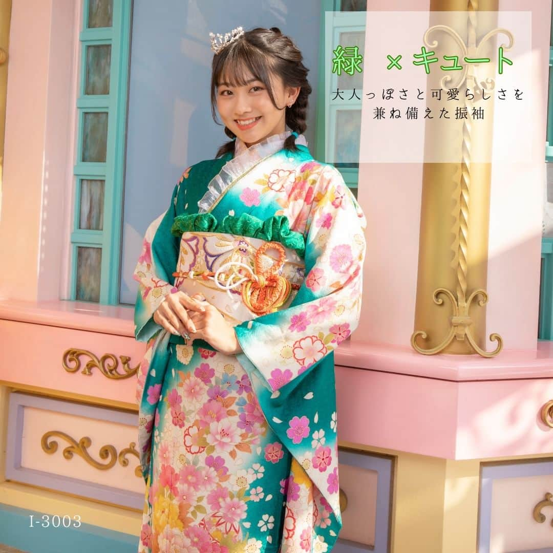 ジョイフル恵利【公式】さんのインスタグラム写真 - (ジョイフル恵利【公式】Instagram)「緑の振袖特集💚🍏🍀  みどりは落ち着いた雰囲気になり、派手になりすぎない雰囲気になります！😇✨  そして、緑はないなぁ～と思っても、いざ試着してみると、しっくりきたりしちゃうんです！！😳🩷  また日本では緑は寒色系として分類されていますが、 緑色ははっきり暖色系・寒色系とに分けられない中性的な色と言えます！！ そのため穏やかで優しい印象を与えることができます💚  ぜひいろんな振袖を試着して楽しんでみてくださいね！  ★1-3枚目 着用振袖：DJ-104 着用モデル：みとゆな（ @yuna_3047 ）  ★4-5枚目 着用振袖：I-4009 着用モデル：瀬戸琴楓（@kotoka_official )  ★6-7枚目 着用振袖：I-3009 着用モデル：みとゆな  ※一部お取り寄せ商品がございます🙇 詳しくは店舗へお問い合わせください🙇  詳しくは、ホームページをご覧ください！ 気になること、ご質問がありましたらコメントしてください✨ ⁡ ⁡ ご来店予約はプロフィールのURLから↓⁡ カタログページにも飛べるよ @joyful_eli ⁡ ⁡ 👘————————————— ⁡ 10代〜20代の方振袖の味方/ ☑︎振袖の選び方がわからない！ ☑︎振袖選びを失敗したくない！ ☑︎お肌の質から似合う振袖を選びたい！ ⁡ などなど、間違いなく可愛くなれる振袖選びはジョイフルにお任せ✨ @joyful_eli←あなたにとって間違いなく可愛い振袖を着たいならチェック！ ⁡ 👘————————————— #振袖 #成人式 #振袖ヘア #振袖レンタル #振袖前撮り #成人式前撮り #着物 #成人式ヘア #成人式振袖 #振袖ヘアアレンジ #振袖コーディネート #袴 #和装 #振袖gram #ママ振袖 #振袖撮影 #振袖ヘアメイク #前撮り #kimono #振袖帯結び #振袖メイク #ヘアセット #着物レンタル ————————————— 👘」11月21日 19時20分 - joyful_eli