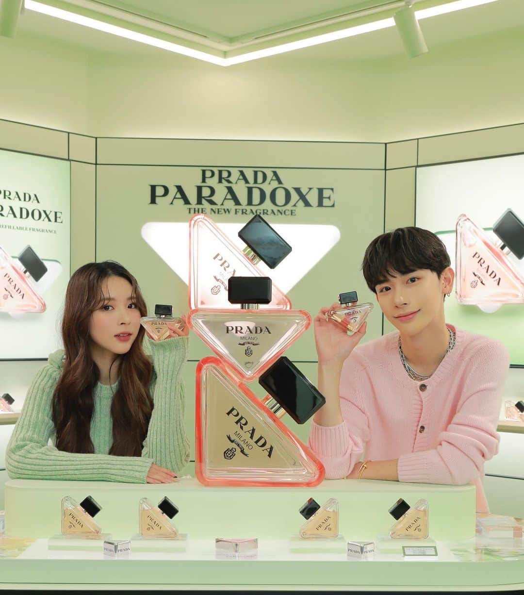 よしあきのインスタグラム：「プラダ ビューティートトウキョウ明日から表参道にオープンします💚💗  #PR #prada #PradaParadoxe #PradaBeauty #プラダパラドックス  @pradabeauty  @prada」