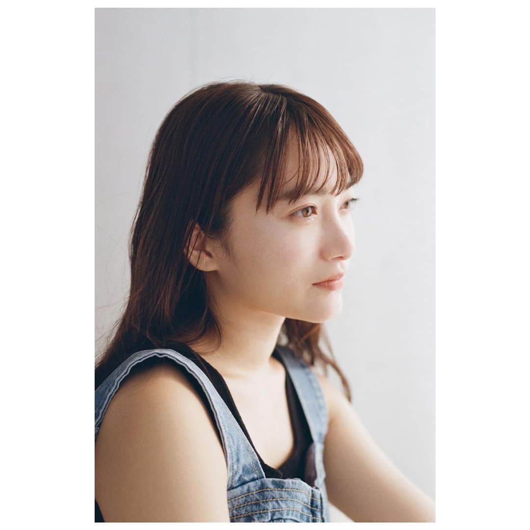 福田愛依のインスタグラム：「網中健太さんに素敵なAtelierで撮って頂きました。  背伸びしない、今の私を。  一枚一枚、時間をかけて丁寧に  とても贅沢で不思議な時間でした…  一緒に作る時間凄く楽しかったです☺︎  一枚ずつ。投稿していきます！  @kentaaminaka_portrait  @at.portrait_tokyo  @meii_cheer」