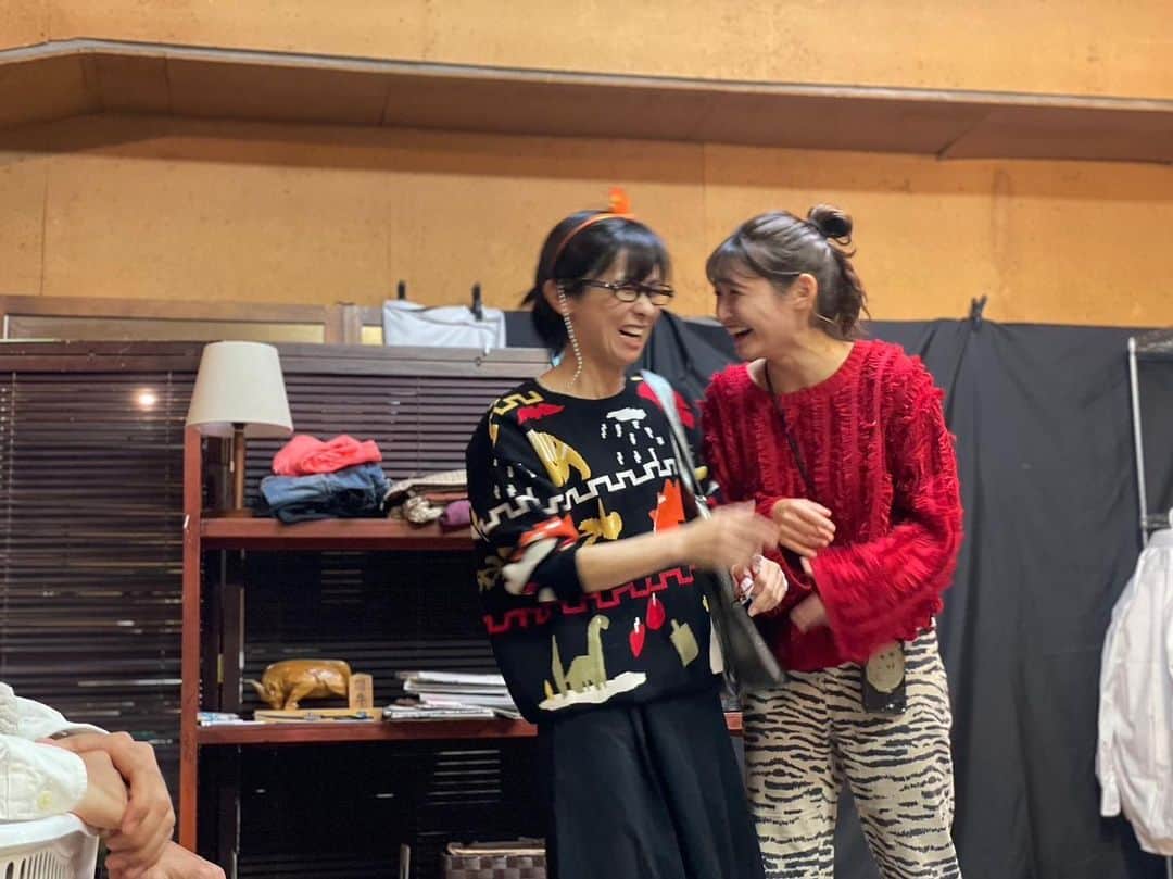 森岡朋奈のインスタグラム：「『せんにゅうかん』 終演いたしました。  ご来場くださったみなさま、ありがとうございました！！  ちゃんと人のこと心配もしてるけど、なんの悪気もなく近所の仲良しの貴子さんと人の不幸で盛り上がっちゃう  そんなおばさんでした。  イケメン好きでおしゃべり大好きなお節介やき  いつも演じる役とは全然違う役。  楽しかったぁ。  ありがとう、 沙記子  スタッフさん、沢山勉強させていただいた大先輩のみなさま、 そして大尊敬なあずねえさんと大好きなマーシー。  そしてあたたかいお客様にいつもパワーをいただいておりました！  当たり前ですが、 お客様あっての私たちです。  本当に、ありがとうございました！！」