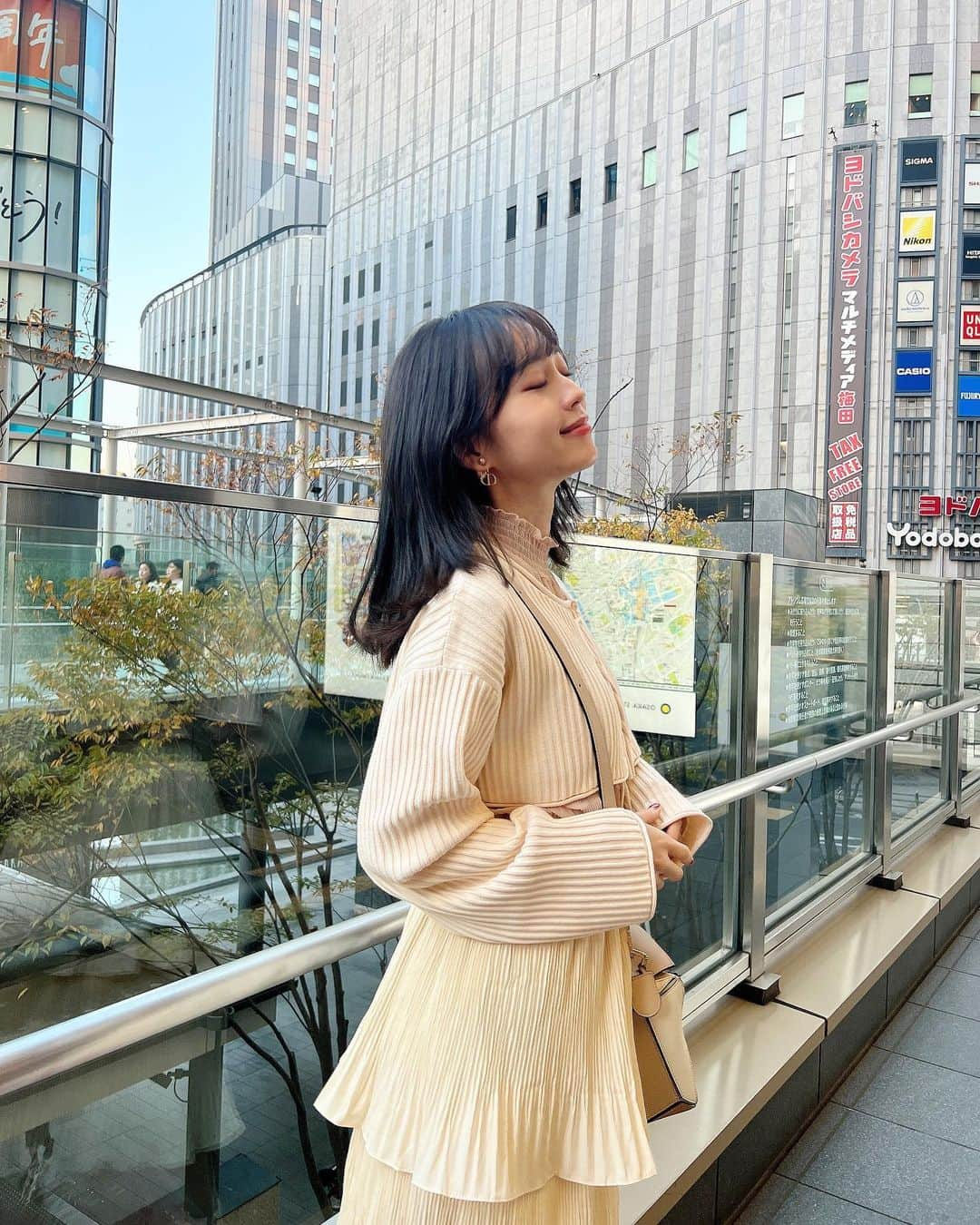 みき みーやんさんのインスタグラム写真 - (みき みーやんInstagram)「昨日髪切りました😍 巻き方まだ教わってないから 照樹に今日教えてもらおーっと🤣笑 . とりあえず今日のコーデの詳細載せておきます🌼 全身@sheinofficial @shein_japan ❤ . 🔴ドロップショルダー ID⏩ sz2305246436003703 もちもちの生地でショート丈でとにかく可愛い🥺 157.5の私はSでちょうどでした♡ （体型は写真見てもらえたら🙆‍♀️ クーポン使って¥1,600って信じられる？笑🤣 . 🟠フリルスカート ID⏩ Sw2302051839160869 動くたび可愛い😍 この黒も欲しいなーって思ってるところ笑 クーポン使って¥1300くらい♡ . 🟢ブラウス ID⏩ Sw2207108216954254 もこもこしてるけどサラッと着れて ハイネックがめちゃくちゃ可愛い♡ 淡い色だから何にでも合わせやすいー！ . . 試すたび、好きが見つかる。届くたび、好きが増えてく。 . ってキャッチフレーズの通り 頼むたびにどんどん好きが増えてく♡笑 . 11月27日までBLACK FRIDAYセールやってるよ！ SHEIN30万点以上の人気アイテムが 限定値下げされてて最大90%OFFのアイテムも🤫❤ . クーポンコード⏩『23BF14』 ※0-5999円で15%オフ,6000円 以上のご購入で20%オフ 利用期限:2023年11月10日~2023年12月31日 ※SHEINアカウント1つにつき 3回までクーポンご利用できちゃうよ❤ . #PR#ad#SHEINblackfriday #SHEIN購入品#BeSHEINモデル#SHEINGoodFinds #SHEINforAll #loveshein #saveinstyle#秋コーデ#SHEINコーデ#購入品紹介#秋服コーデ#冬コーデ#SHEINクーポン#ワンピース#プチプラコーデ#プチプラ#ディナーコーデ #フリーモデル #関西モデル#sheingals#sheincode#sheinstyle#イメチェン#ヘアチェンジ#ミディアムヘア」11月21日 19時15分 - mi_yan0101