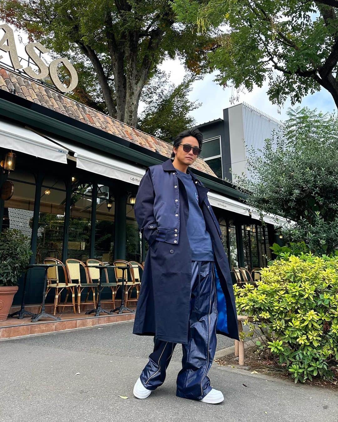 大志（DOWBL）のインスタグラム：「ワントーンコーデしたくて作ったアイテム達💡  スカジャン×ロングコートの斬新なデザインも、 "チャン◯オンではない"パロディロゴも、 ストリート要素入れた太めなフレアパンツも、  今のLIBEIROらしくてお気に入り✌️  それと初のネイビーに挑戦🔥  #LIBEIRO」