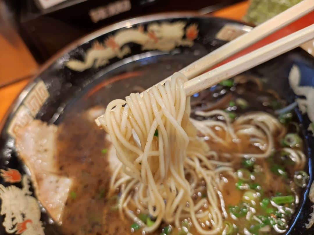 つけMen野郎さんのインスタグラム写真 - (つけMen野郎Instagram)「黒ラーメン得盛り 博多ラーメン ガツン 扇橋店 昼も過ぎてしまい、通し営業のガツンへ。黒ラーメンはマー油で覆われた豚骨ラーメン。得盛りは辛子高菜、明太子、メンマから選べ、明太子をチョイス。しっかりと豚骨スメルを振りまくスープは豚骨感じられてうまい。マー油も苦みとコクであり。生ニンニクプレスでうまさに磨きがかかる。もちろん替玉もして満足ごっつぁんでした。」11月21日 19時16分 - bokurarri