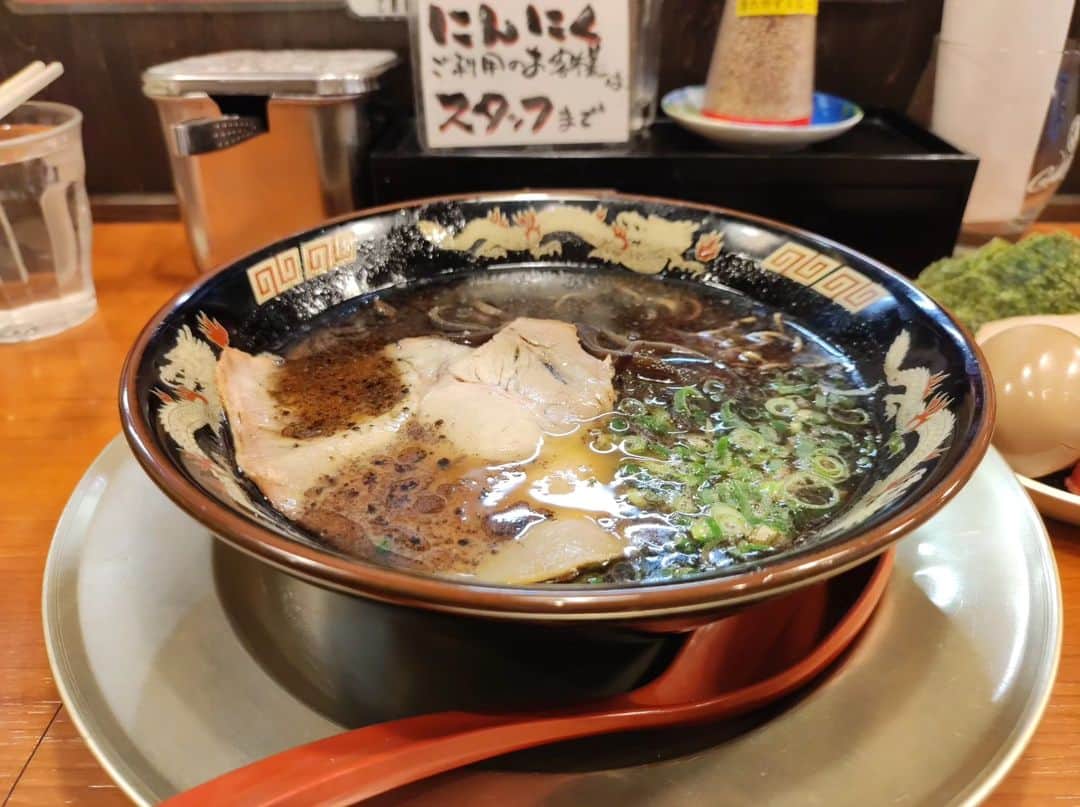 つけMen野郎のインスタグラム：「黒ラーメン得盛り 博多ラーメン ガツン 扇橋店 昼も過ぎてしまい、通し営業のガツンへ。黒ラーメンはマー油で覆われた豚骨ラーメン。得盛りは辛子高菜、明太子、メンマから選べ、明太子をチョイス。しっかりと豚骨スメルを振りまくスープは豚骨感じられてうまい。マー油も苦みとコクであり。生ニンニクプレスでうまさに磨きがかかる。もちろん替玉もして満足ごっつぁんでした。」