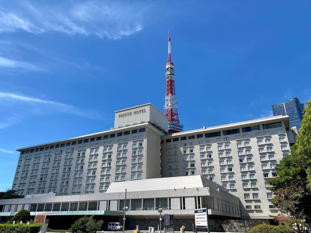 東京プリンスホテルのインスタグラム：「1964年に創業し、東京タワーに寄り添うように佇む東京プリンスホテル。  Tokyo Prince Hotel was built back in 1964 and has stood proudly beside the iconic Tokyo Tower ever since 🗼  Share your own images with us by tagging @tokyoprincehotel  —————————————————————  #東京プリンスホテル #東京タワーが見えるホテル #東京タワービュー #東京タワー #tokyotowerview #tokyoprincehotel」