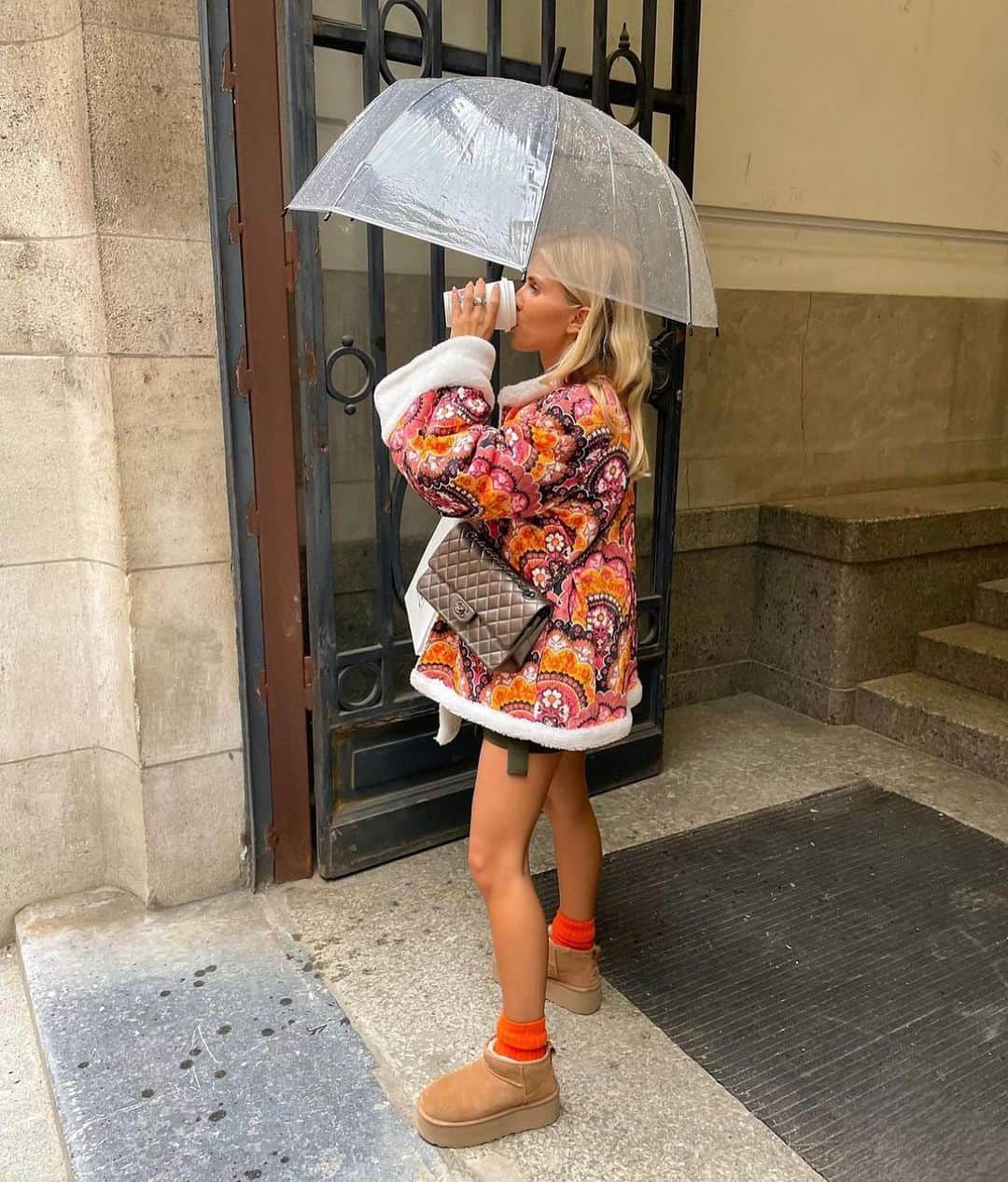 マヌーシュのインスタグラム：「Rainy but colourful day ☔️🌈 @oliviatps wears our Velvet fall kimono jacket!」