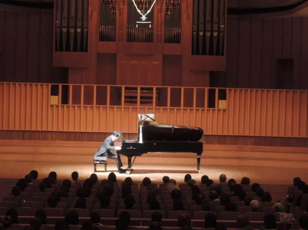 福間洸太朗さんのインスタグラム写真 - (福間洸太朗Instagram)「I gave my debut recital in the  Alice Tully Hall, Lincoln Center, NYC on November 18th, 2003.   Just 20 years later, I gave a recital in Tokyo Fuchu no Mori Wien Hall, which is very close to my childhood hometown, Kokubunji. I played the Polonaise Fantaisie, which was in my program at the debut recital as well, and played "Novelette No.1" by Poulenc, which is the most important piece in my musician life as the last encore. Some good memories came back to my mind and I felt very thankful on the stage.  Thank you very much to all the people who have been supporting me and listening to my playing over the years!   photo 1: poster in front of Lincoln Center (unfortunately there is no photo of me on the stage...)  photo 2: at the reception after the debut recital   photo 3: with my grandparents  photo 4-7: recital in Fuchu  photo 8: with Mr.Kunio Izawa, the mayor of Kokubunji City,   photo 9: with Mr.Tatsuki Machida, former Figure skater  photo 10: Flowers from Naxos Japan  NYのリンカーンセンター・アリスタリ―ホールでデビューしてから丁度20年目の日に、故郷国分寺市のお隣、府中市の府中の森芸術劇場でリサイタルがありました。デビューリサイタルでも弾いた幻想ポロネーズ、そしてアンコールでは私の人生において一番大切なプーランクのノヴェレッテ第1番を弾き、20年という月日に想いをめぐらせ感謝の想いがこみ上げました。改めて、私をこれまでサポートしてくださった皆様、演奏を聴いてくださった皆様に感謝申し上げます。  #goodmemory #20years #debut #NY #LincolnCenter #AliceTullyHall #PolonaiseFantaisie #Chopin #Novelette #Poulenc #Fuchu #Fuchunomori #Wienhall #NYデビュー #20周年 #リンカーンセンター #ショパン #幻想ポロネーズ #プーランク #ノヴェレッテ #府中 #府中の森 #ウィーンホール #感謝」11月21日 19時19分 - kotarofsky