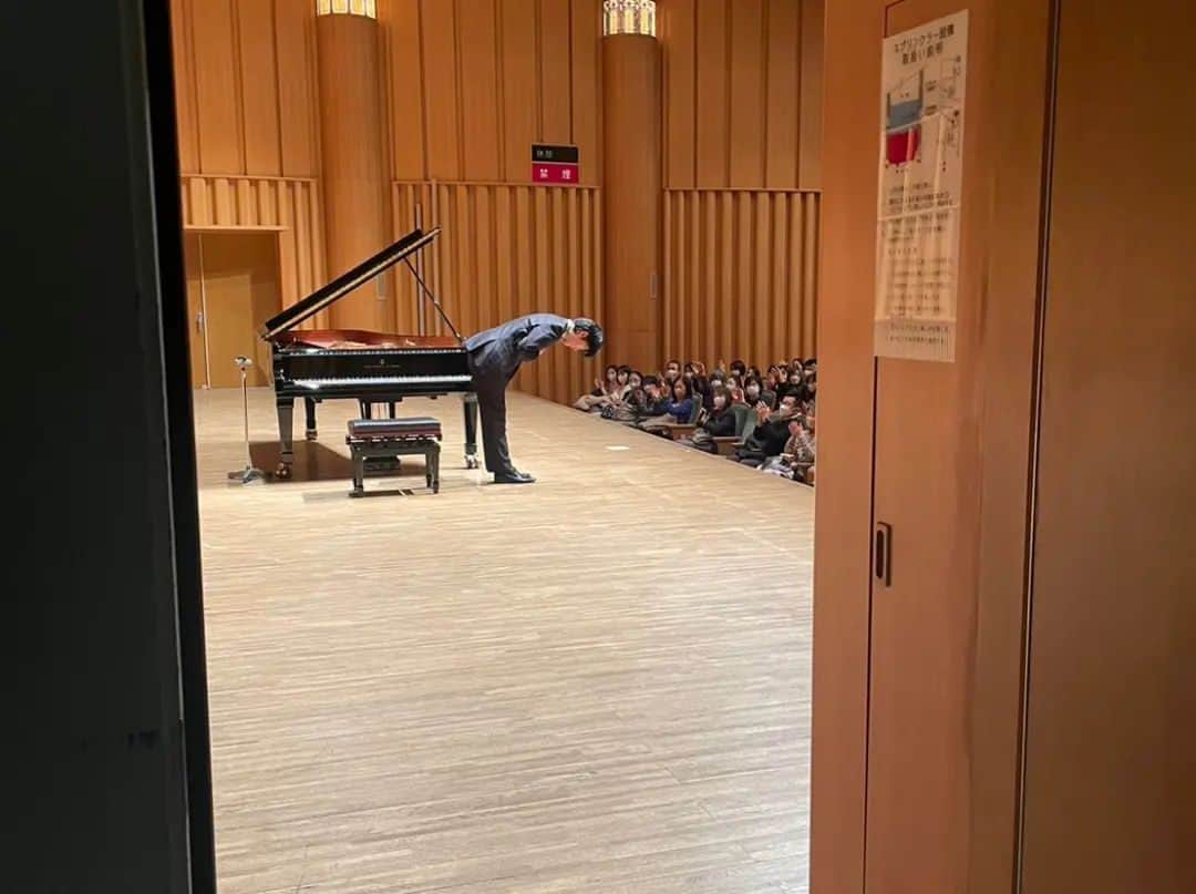 福間洸太朗さんのインスタグラム写真 - (福間洸太朗Instagram)「I gave my debut recital in the  Alice Tully Hall, Lincoln Center, NYC on November 18th, 2003.   Just 20 years later, I gave a recital in Tokyo Fuchu no Mori Wien Hall, which is very close to my childhood hometown, Kokubunji. I played the Polonaise Fantaisie, which was in my program at the debut recital as well, and played "Novelette No.1" by Poulenc, which is the most important piece in my musician life as the last encore. Some good memories came back to my mind and I felt very thankful on the stage.  Thank you very much to all the people who have been supporting me and listening to my playing over the years!   photo 1: poster in front of Lincoln Center (unfortunately there is no photo of me on the stage...)  photo 2: at the reception after the debut recital   photo 3: with my grandparents  photo 4-7: recital in Fuchu  photo 8: with Mr.Kunio Izawa, the mayor of Kokubunji City,   photo 9: with Mr.Tatsuki Machida, former Figure skater  photo 10: Flowers from Naxos Japan  NYのリンカーンセンター・アリスタリ―ホールでデビューしてから丁度20年目の日に、故郷国分寺市のお隣、府中市の府中の森芸術劇場でリサイタルがありました。デビューリサイタルでも弾いた幻想ポロネーズ、そしてアンコールでは私の人生において一番大切なプーランクのノヴェレッテ第1番を弾き、20年という月日に想いをめぐらせ感謝の想いがこみ上げました。改めて、私をこれまでサポートしてくださった皆様、演奏を聴いてくださった皆様に感謝申し上げます。  #goodmemory #20years #debut #NY #LincolnCenter #AliceTullyHall #PolonaiseFantaisie #Chopin #Novelette #Poulenc #Fuchu #Fuchunomori #Wienhall #NYデビュー #20周年 #リンカーンセンター #ショパン #幻想ポロネーズ #プーランク #ノヴェレッテ #府中 #府中の森 #ウィーンホール #感謝」11月21日 19時19分 - kotarofsky