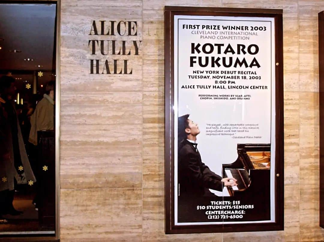 福間洸太朗さんのインスタグラム写真 - (福間洸太朗Instagram)「I gave my debut recital in the  Alice Tully Hall, Lincoln Center, NYC on November 18th, 2003.   Just 20 years later, I gave a recital in Tokyo Fuchu no Mori Wien Hall, which is very close to my childhood hometown, Kokubunji. I played the Polonaise Fantaisie, which was in my program at the debut recital as well, and played "Novelette No.1" by Poulenc, which is the most important piece in my musician life as the last encore. Some good memories came back to my mind and I felt very thankful on the stage.  Thank you very much to all the people who have been supporting me and listening to my playing over the years!   photo 1: poster in front of Lincoln Center (unfortunately there is no photo of me on the stage...)  photo 2: at the reception after the debut recital   photo 3: with my grandparents  photo 4-7: recital in Fuchu  photo 8: with Mr.Kunio Izawa, the mayor of Kokubunji City,   photo 9: with Mr.Tatsuki Machida, former Figure skater  photo 10: Flowers from Naxos Japan  NYのリンカーンセンター・アリスタリ―ホールでデビューしてから丁度20年目の日に、故郷国分寺市のお隣、府中市の府中の森芸術劇場でリサイタルがありました。デビューリサイタルでも弾いた幻想ポロネーズ、そしてアンコールでは私の人生において一番大切なプーランクのノヴェレッテ第1番を弾き、20年という月日に想いをめぐらせ感謝の想いがこみ上げました。改めて、私をこれまでサポートしてくださった皆様、演奏を聴いてくださった皆様に感謝申し上げます。  #goodmemory #20years #debut #NY #LincolnCenter #AliceTullyHall #PolonaiseFantaisie #Chopin #Novelette #Poulenc #Fuchu #Fuchunomori #Wienhall #NYデビュー #20周年 #リンカーンセンター #ショパン #幻想ポロネーズ #プーランク #ノヴェレッテ #府中 #府中の森 #ウィーンホール #感謝」11月21日 19時19分 - kotarofsky