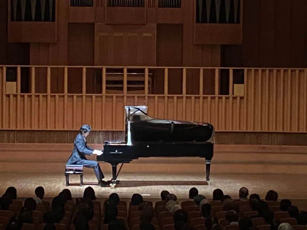 福間洸太朗さんのインスタグラム写真 - (福間洸太朗Instagram)「I gave my debut recital in the  Alice Tully Hall, Lincoln Center, NYC on November 18th, 2003.   Just 20 years later, I gave a recital in Tokyo Fuchu no Mori Wien Hall, which is very close to my childhood hometown, Kokubunji. I played the Polonaise Fantaisie, which was in my program at the debut recital as well, and played "Novelette No.1" by Poulenc, which is the most important piece in my musician life as the last encore. Some good memories came back to my mind and I felt very thankful on the stage.  Thank you very much to all the people who have been supporting me and listening to my playing over the years!   photo 1: poster in front of Lincoln Center (unfortunately there is no photo of me on the stage...)  photo 2: at the reception after the debut recital   photo 3: with my grandparents  photo 4-7: recital in Fuchu  photo 8: with Mr.Kunio Izawa, the mayor of Kokubunji City,   photo 9: with Mr.Tatsuki Machida, former Figure skater  photo 10: Flowers from Naxos Japan  NYのリンカーンセンター・アリスタリ―ホールでデビューしてから丁度20年目の日に、故郷国分寺市のお隣、府中市の府中の森芸術劇場でリサイタルがありました。デビューリサイタルでも弾いた幻想ポロネーズ、そしてアンコールでは私の人生において一番大切なプーランクのノヴェレッテ第1番を弾き、20年という月日に想いをめぐらせ感謝の想いがこみ上げました。改めて、私をこれまでサポートしてくださった皆様、演奏を聴いてくださった皆様に感謝申し上げます。  #goodmemory #20years #debut #NY #LincolnCenter #AliceTullyHall #PolonaiseFantaisie #Chopin #Novelette #Poulenc #Fuchu #Fuchunomori #Wienhall #NYデビュー #20周年 #リンカーンセンター #ショパン #幻想ポロネーズ #プーランク #ノヴェレッテ #府中 #府中の森 #ウィーンホール #感謝」11月21日 19時19分 - kotarofsky