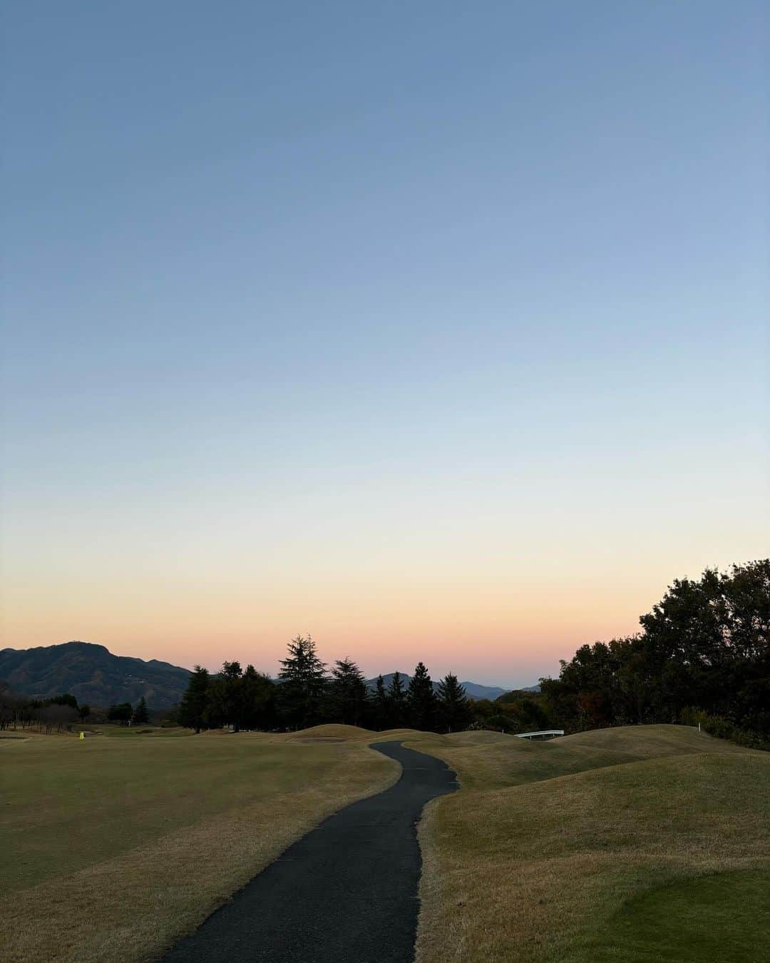 後藤佑紀さんのインスタグラム写真 - (後藤佑紀Instagram)「秋のゴルフ🍁🍂 朝と夕方は寒いけど昼間はポカポカだった☺️🔆  スコアはボロボロですが☺️☺️  ウェアとキャップは @mutaracing_wear 〰️ トップスはもちもちで気持ちいい🥰袖も長めで🫰  キャップは深めで耳まで隠れるし モコモコだから暖かかった🧢🧶  映ってないけどmutaの千鳥柄スカートと合わせたよ🫶   #muta #mutaracing #mutamarine  #mutamarinegolf  #ゴルフ #ゴルフウェア #ゴルフ女子  #ゴルフコーデ  #ゴルフ初心者  #伸び代ゴルフ #レースクイーン #mutaracingfairies #pr」11月21日 19時19分 - kinochan0219