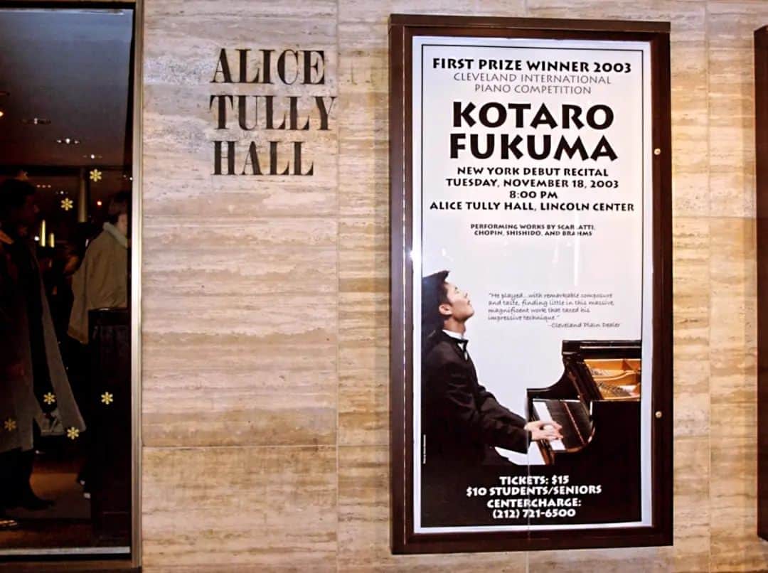 福間洸太朗のインスタグラム：「I gave my debut recital in the  Alice Tully Hall, Lincoln Center, NYC on November 18th, 2003.   Just 20 years later, I gave a recital in Tokyo Fuchu no Mori Wien Hall, which is very close to my childhood hometown, Kokubunji. I played the Polonaise Fantaisie, which was in my program at the debut recital as well, and played "Novelette No.1" by Poulenc, which is the most important piece in my musician life as the last encore. Some good memories came back to my mind and I felt very thankful on the stage.  Thank you very much to all the people who have been supporting me and listening to my playing over the years!   photo 1: poster in front of Lincoln Center (unfortunately there is no photo of me on the stage...)  photo 2: at the reception after the debut recital   photo 3: with my grandparents  photo 4-7: recital in Fuchu  photo 8: with Mr.Kunio Izawa, the mayor of Kokubunji City,   photo 9: with Mr.Tatsuki Machida, former Figure skater  photo 10: Flowers from Naxos Japan  NYのリンカーンセンター・アリスタリ―ホールでデビューしてから丁度20年目の日に、故郷国分寺市のお隣、府中市の府中の森芸術劇場でリサイタルがありました。デビューリサイタルでも弾いた幻想ポロネーズ、そしてアンコールでは私の人生において一番大切なプーランクのノヴェレッテ第1番を弾き、20年という月日に想いをめぐらせ感謝の想いがこみ上げました。改めて、私をこれまでサポートしてくださった皆様、演奏を聴いてくださった皆様に感謝申し上げます。  #goodmemory #20years #debut #NY #LincolnCenter #AliceTullyHall #PolonaiseFantaisie #Chopin #Novelette #Poulenc #Fuchu #Fuchunomori #Wienhall #NYデビュー #20周年 #リンカーンセンター #ショパン #幻想ポロネーズ #プーランク #ノヴェレッテ #府中 #府中の森 #ウィーンホール #感謝」