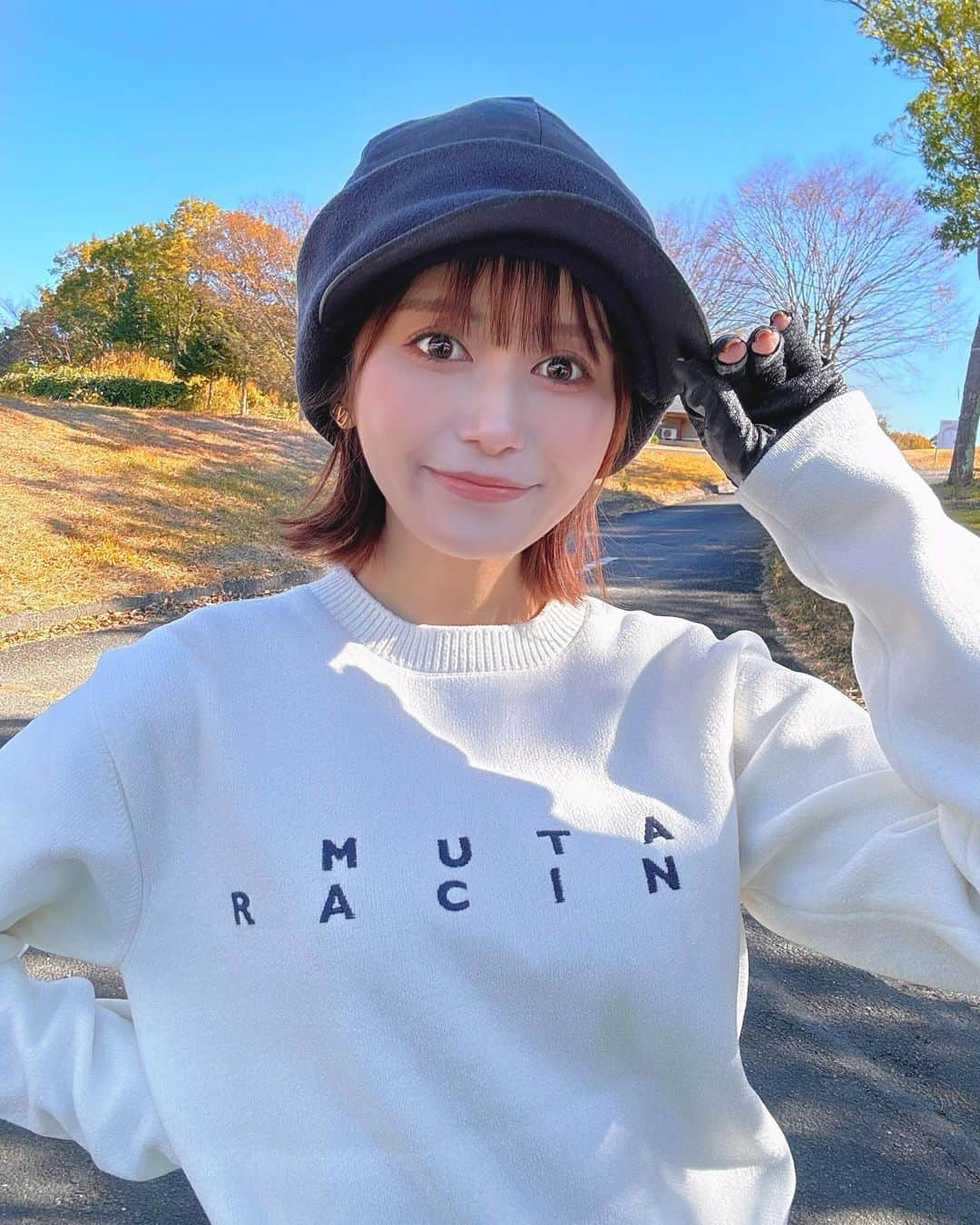 後藤佑紀のインスタグラム：「秋のゴルフ🍁🍂 朝と夕方は寒いけど昼間はポカポカだった☺️🔆  スコアはボロボロですが☺️☺️  ウェアとキャップは @mutaracing_wear 〰️ トップスはもちもちで気持ちいい🥰袖も長めで🫰  キャップは深めで耳まで隠れるし モコモコだから暖かかった🧢🧶  映ってないけどmutaの千鳥柄スカートと合わせたよ🫶   #muta #mutaracing #mutamarine  #mutamarinegolf  #ゴルフ #ゴルフウェア #ゴルフ女子  #ゴルフコーデ  #ゴルフ初心者  #伸び代ゴルフ #レースクイーン #mutaracingfairies #pr」