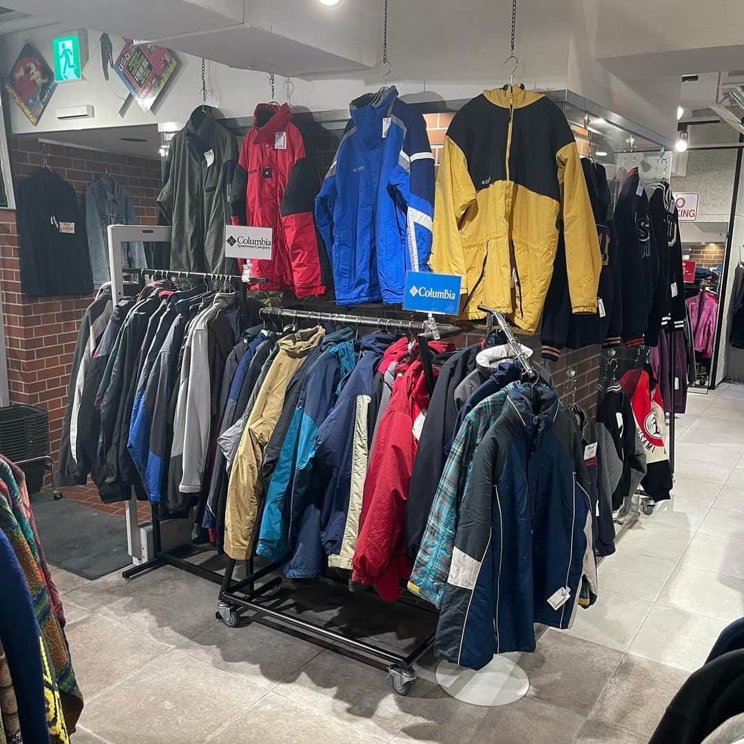 原宿シカゴさんのインスタグラム写真 - (原宿シカゴInstagram)「#原宿シカゴ原宿店   [Columbia item]  皆様はゴアテックスやヒートテックに並ぶ、Columbia社が使用している〇〇テックをご存知でしょうか？  その名もオムニテック！！！  他のテック素材と引けを取らない性能を持っていて、尚且つ安価でデザイン性の豊かさが特徴です！  当店ではColumbia社のオムニテックアイテムを多数取り揃えております！！是非、当店でお確かめになってください！！ 皆様のご来店、お待ちしております🙇🏻‍♂️  【アクセス】 東京都渋谷区神宮前6-31-15 2F ℡03-6727-5505 営業時間 11時〜20時 JR原宿駅東口から徒歩3分 東京メトロ明治神宮前駅3番出口から徒歩2分   #columbia  #outdoor  #omnitech  #fyp#necktie#accessory#celine#burberry#ysl#givenchy#valentino#chanel#japantrip#japantravel#フルジョ#フルダン#下北沢#吉祥寺#京都#原宿 #autumn#fashion#harajuku#harajukuchicago#used#vintage #데일리룩  #옷스타그램」11月21日 19時28分 - harajukuchicago_official