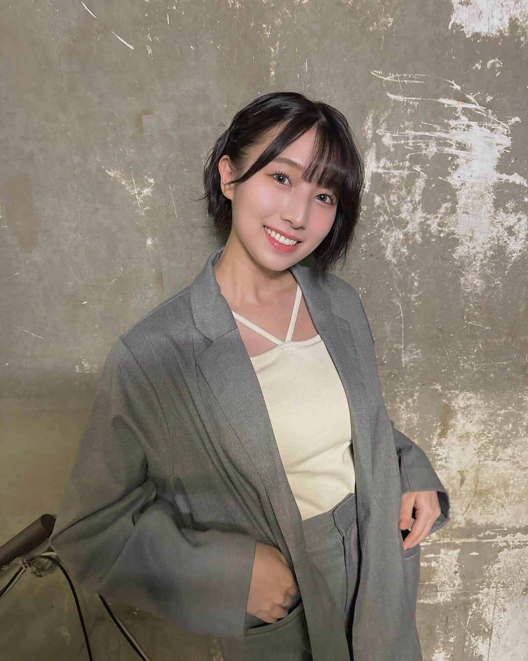 安部若菜さんのインスタグラム写真 - (安部若菜Instagram)「最後の写真は、ジャケットを着慣れていなくて どんなポーズで写真を撮ったらいいか分からず とりあえず脱いじゃったアベさんです🧥笑  マネージャーさんに「絶対違うと思う」とツッコまれました☺️  #kastane#converse#冬コーデ#ジャケット#ジャケットコーデ#ショート#ショートヘア#骨スト#骨格ストレート」11月21日 19時29分 - _wakapon_