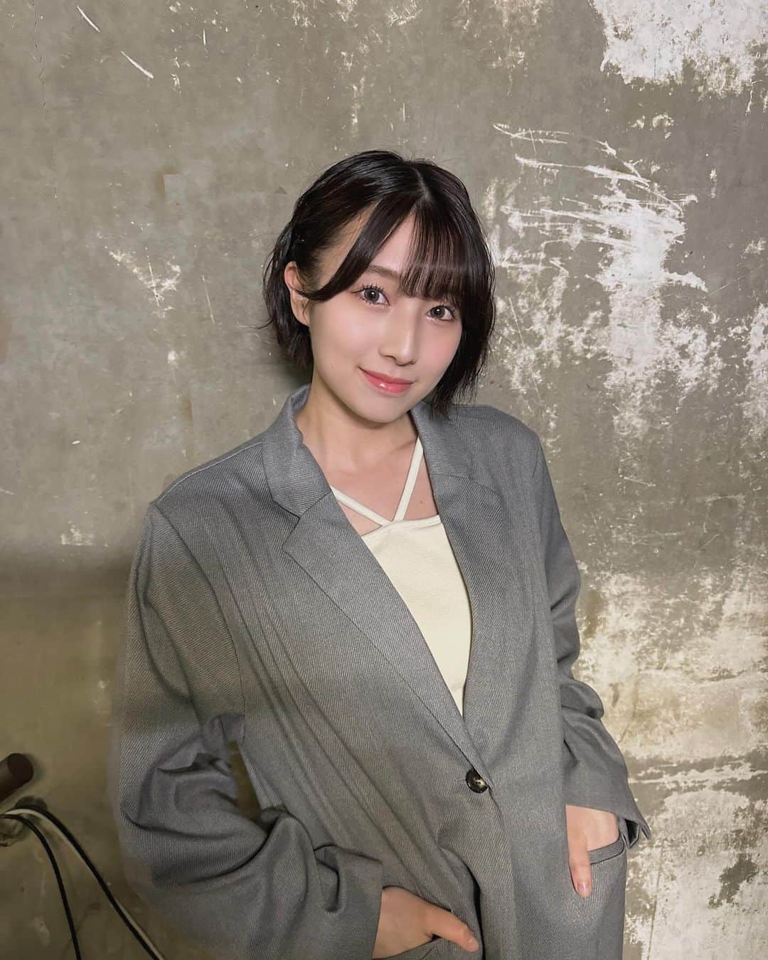 安部若菜のインスタグラム：「最後の写真は、ジャケットを着慣れていなくて どんなポーズで写真を撮ったらいいか分からず とりあえず脱いじゃったアベさんです🧥笑  マネージャーさんに「絶対違うと思う」とツッコまれました☺️  #kastane#converse#冬コーデ#ジャケット#ジャケットコーデ#ショート#ショートヘア#骨スト#骨格ストレート」