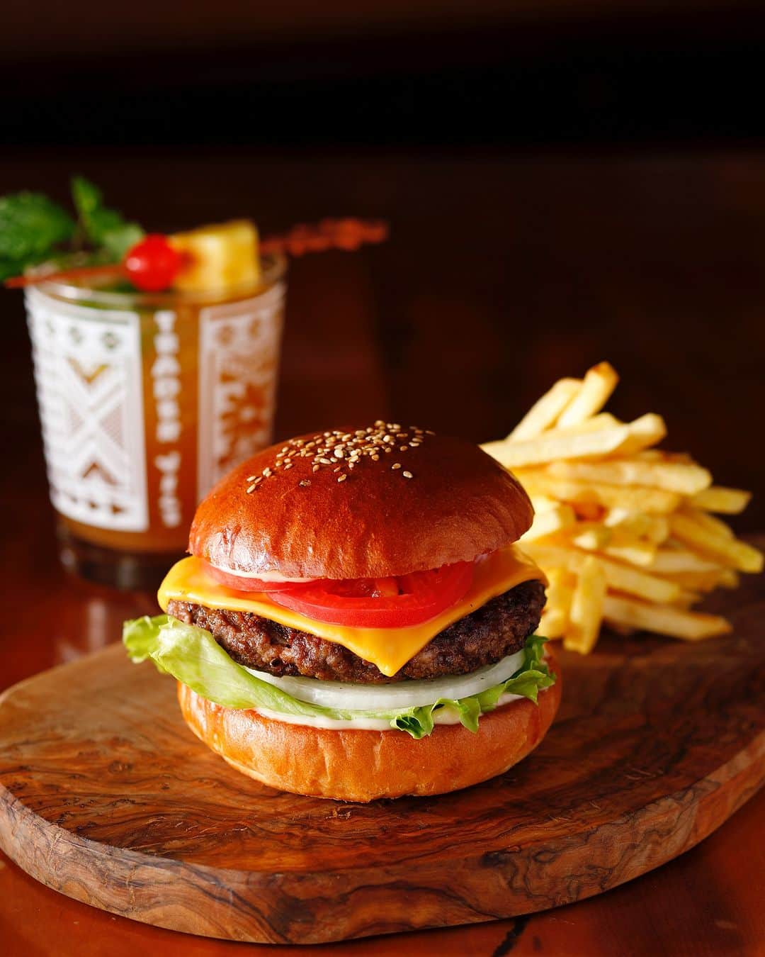 ホテル ニューオータニのインスタグラム：「Come and enjoy our original Trader Vic's Burger at the Boathouse Bar. Served all day from 11.30 to 21.00. Trader Vic's Boathouse Bar is open Tuesday To Friday  11.30 22.00, Saturday & Sunday  17.00 21.00 Don't miss our Happy Hour selection of cocktails.  トレーダーヴィックス 東京の名物、トレーダーヴィックスバーガーはもう召し上がりましたか？ 抜群の相性を誇るシグネチャーカクテル「マイタイ」とともにぜひお試しください。  ◇ご予約・詳細は @tradervicstokyoプロフィールのURLより、トレーダーヴィックス 東京公式ウェブサイトをチェック🔍  #ハンバーガー #burger #tradervics #トレーダーヴィックス #トレーダーヴィックス東京 #tradervicstokyo #東京グルメ #グルメ #ホテルニューオータニ #ニューオータニ #ホテル #東京ホテル #ホテルステイ #hotelnewotani #newotani #東京グルメ #グルメ #グルメ好きな人と繋がりたい #グルメ女子 #グルメスタグラム #tokyogroumet #tokyo #japan #東京ランチ #ホテルランチ」