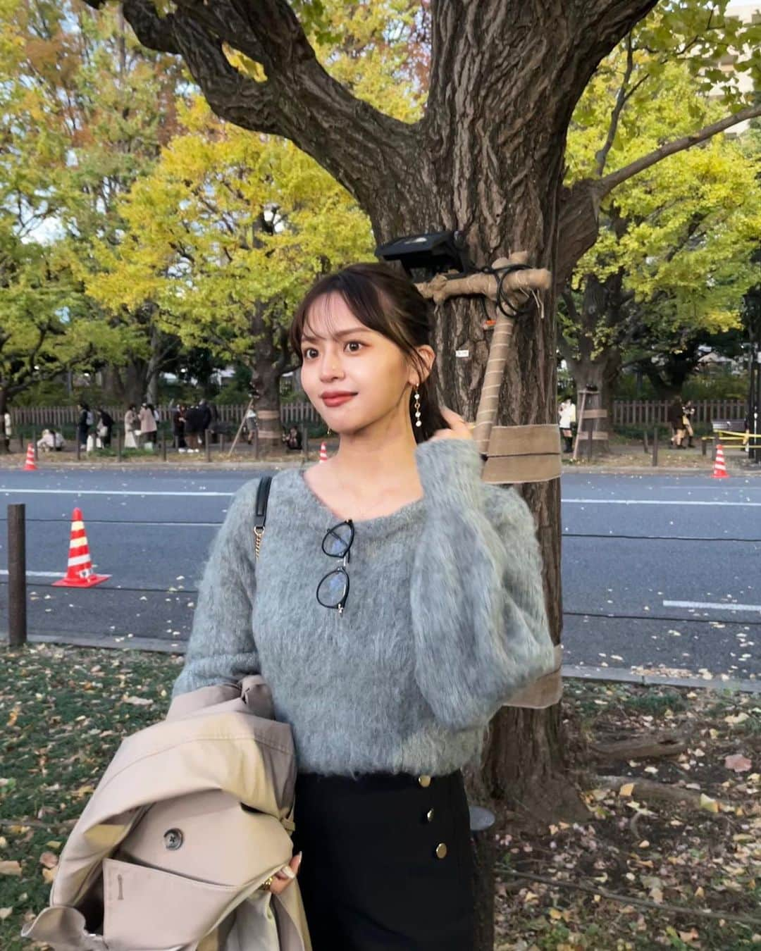 森山紗希さんのインスタグラム写真 - (森山紗希Instagram)「外苑前のいちょう並木まだ少し早かった😂 またいい時期になったら再チャレンジしたい！  ニットだと少し着膨れてしまうので、 デコルテ周りが空いたものを選びがち！  @proportionbodydressing のニットは後ろも可愛いし、 丈も短めなので足長効果♡  #外苑前  #外苑前いちょう並木  #いちょう並木  #ニット  #冬コーデ  #proportionbodydressing #pr」11月21日 19時23分 - morisaki0404