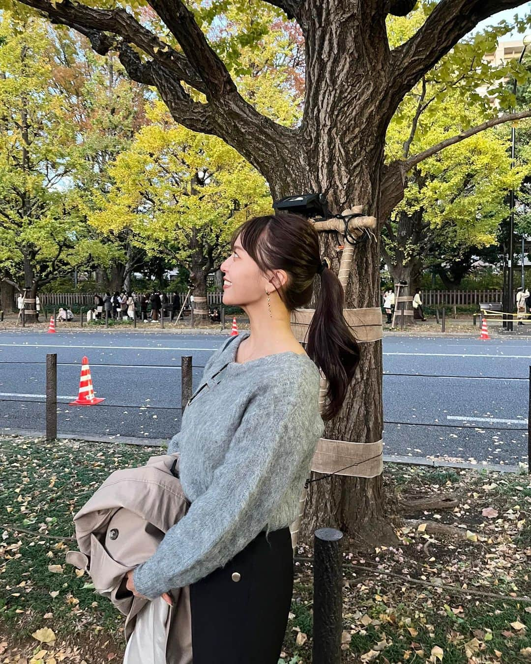 森山紗希さんのインスタグラム写真 - (森山紗希Instagram)「外苑前のいちょう並木まだ少し早かった😂 またいい時期になったら再チャレンジしたい！  ニットだと少し着膨れてしまうので、 デコルテ周りが空いたものを選びがち！  @proportionbodydressing のニットは後ろも可愛いし、 丈も短めなので足長効果♡  #外苑前  #外苑前いちょう並木  #いちょう並木  #ニット  #冬コーデ  #proportionbodydressing #pr」11月21日 19時23分 - morisaki0404