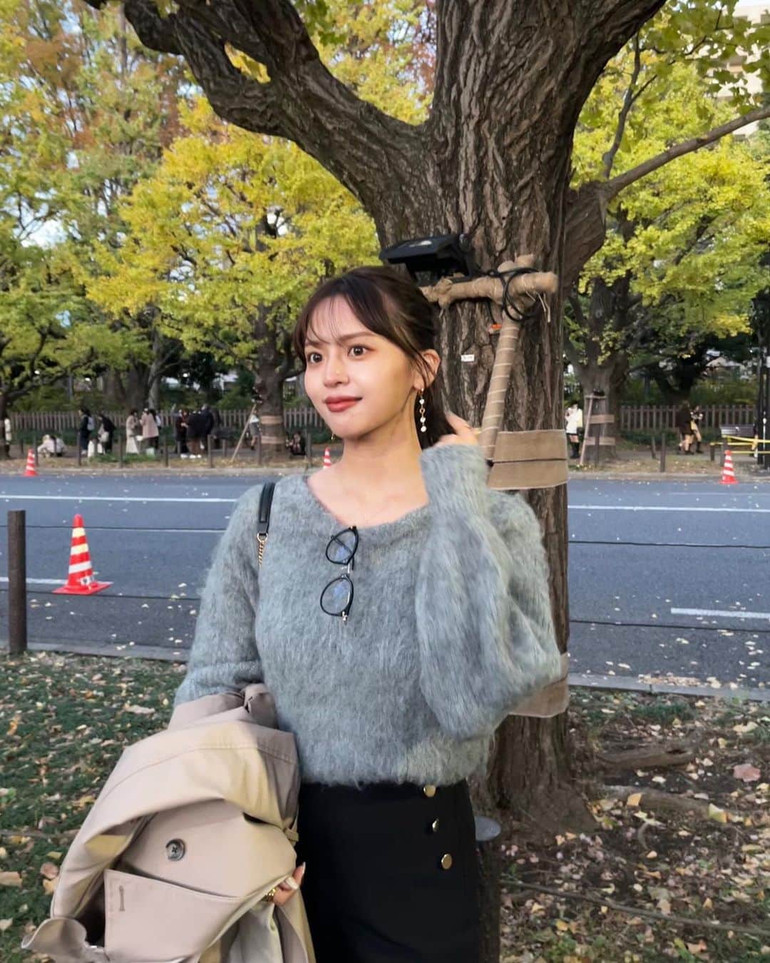 森山紗希のインスタグラム：「外苑前のいちょう並木まだ少し早かった😂 またいい時期になったら再チャレンジしたい！  ニットだと少し着膨れてしまうので、 デコルテ周りが空いたものを選びがち！  @proportionbodydressing のニットは後ろも可愛いし、 丈も短めなので足長効果♡  #外苑前  #外苑前いちょう並木  #いちょう並木  #ニット  #冬コーデ  #proportionbodydressing #pr」