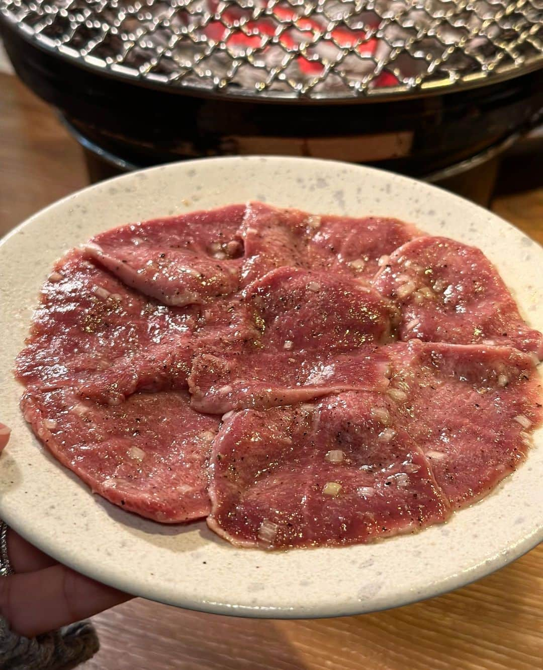 YURIKAさんのインスタグラム写真 - (YURIKAInstagram)「🐮  📍中目黒『炭火焼肉ホルモンうしごろ』 @ushigoro_yakiniku   うしごろグループが出した 大衆系のホルモン焼きのお店✨ 活気のある店内ですが 大衆系といっても綺麗な店内で 丁寧な接客がさすがのうしごろグループ👏🏻✨  そして、何よりもこちらのホルモンは 冷凍していない新鮮な国産ホルモンなので 臭みが一切なく、ホルモンが苦手な方でも 美味しく食べられると思います✨  刺しはウルテと上ミノ食べたんだけど ウルテはコリコリで 上ミノはピリ辛でお酒が進む美味しさ🤤  極上月見ハツユッケは柔らかくて ハツの旨みと卵黄のまろやかさが合わさって 濃厚な味わい❤️  極みのタンは味付けしてあるタンが たっぷりお皿に盛り付けられていて 片面良く焼きで歯応えと柔らかさを 楽しんで欲しい一品✨  名物ホルモンは シマチョウ、コリコリ、コプチャン、 ハツ、ツラミ、上ミノと6種類の 鮮度の良いホルモンを堪能できます👏  とろけるロースは店員さんが レアに焼いてくれて 飲めるんじゃないかってくらいとろける🤤❤️  ご飯に卵黄とともにトッピングして 一気にかき込んじゃいました🤣  〆に辛ラーメンをいただきました🍜✨  ドリンクの種類も多いし 大きなジョッキもあるから グイグイ飲んじゃうw  土日13:00~16:00、平日16:00~17:30で ハッピーアワーをやっていて 17時に行ったらすでに満席状態😳  生ビールもその他のドリンクも300円と めっちゃお得に飲めるの最高すぎた❣️  中目黒で美味しいホルモンを デートや友人と楽しみたい方おすすめです😍  【注文したメニュー】 コリコリ大根キムチ チョレギサラダ 塩もつ煮込み ウルテ刺し　九条ネギ 上ミノ刺し 極上月見ハツユッケ 極みのタン　薄切り 名物！ホルモン盛り合わせ とろけるロース　卵付き 本気の辛ラーメン  #PR #炭火焼肉ホルモンうしごろ中目黒店 ##中目黒 ##中目黒グルメ #中目黒焼肉 #ホルモンうしごろ」11月21日 19時26分 - yurika__baby