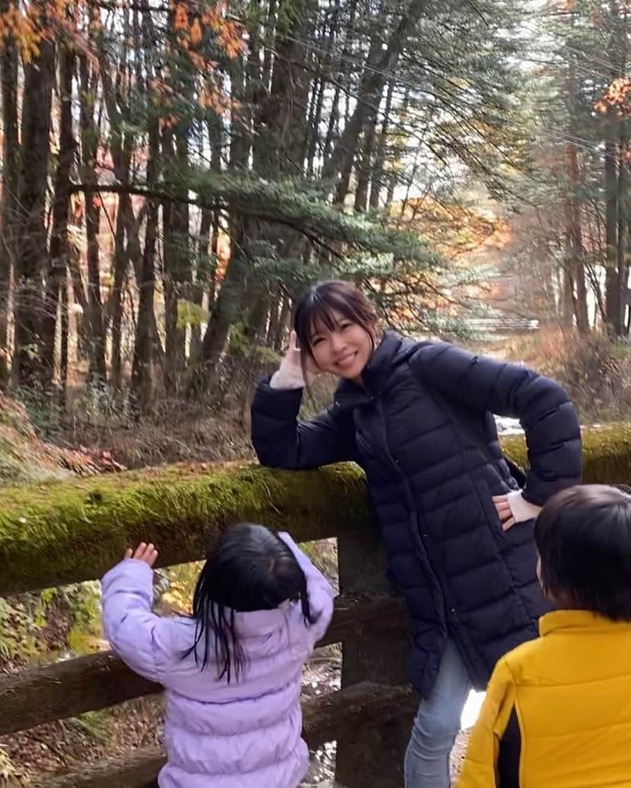 寺川奈津美さんのインスタグラム写真 - (寺川奈津美Instagram)「晴れてきてテンション上がり、謎のポーズ。 #週末の軽井沢 #まもなくプチ吹雪に遭うことを #この親子はまだ知らない #今週末も寒くなりそうです #ご自愛くださいませ」11月21日 19時26分 - natumikannnn