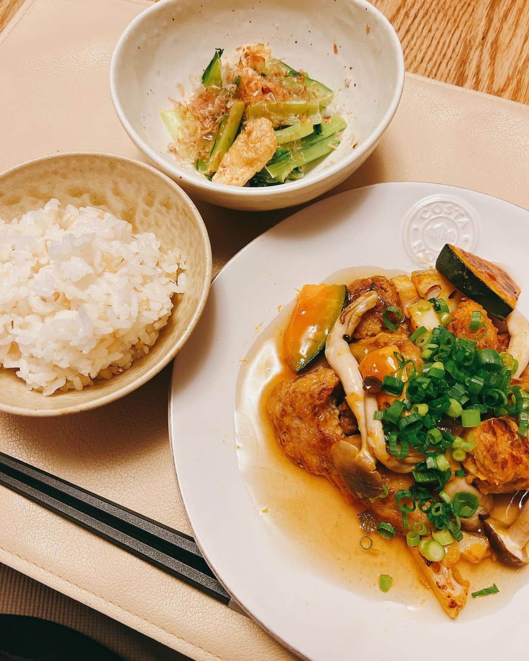 川谷修士さんのインスタグラム写真 - (川谷修士Instagram)「★★パパ作る晩ご飯でっせ〜 mainは ゆず香る揚げ鶏と根菜あん あんの中にゆずペーストを 溶かしてあります sideは 小松菜と油揚げのおかかマヨ和え 油揚げすっきゃわー ご飯は こめからだ「もちぷち黄金ごはん」  『百式』千秋楽大阪11/26 チケット買うて買うて〜  #2丁拳銃 #2丁拳銃修士 #百式  #30周年 #なんばグランド花月」11月21日 19時26分 - 2chokenju_shuji