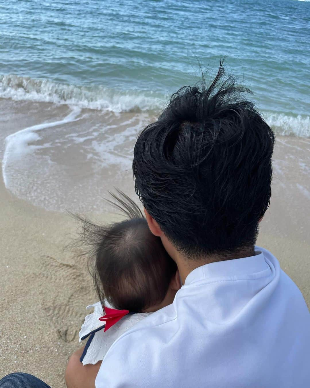 天舞音さらのインスタグラム：「沖縄旅行✈️  綺麗な海とのんびりした時間に癒された☺️☺️ 沖縄は何度も行ってるけど、ベビと一緒だと 行くところも活動時間も変わるので 色々新鮮で楽しい旅になった♡  母にもきてもらったので、大人の手がたくさんあり 交代でご飯もゆっくり食べれたし写真もとる余裕があった☺️☺️ほんと感謝〜♡  旅行の前に所用で１週間ほどベビを連れて実家に帰っていたので、久々にパパにあったら人見知りしちゃうかも？！ と思ったけど。  パパを見た瞬間、満面の笑顔💓 相変わらずのパパっ子🐻 ベビのご指名により、抱っこはほぼパパ担当になりました😂🙌  写真はアラハビーチ⛱️ スラムダンクの映画の聖地らしい！ 綺麗な海と広々したバスケットコート🏀 綺麗だった〜  #沖縄 #アラハビーチ #スラムダンク #okinawa #slamdunk」