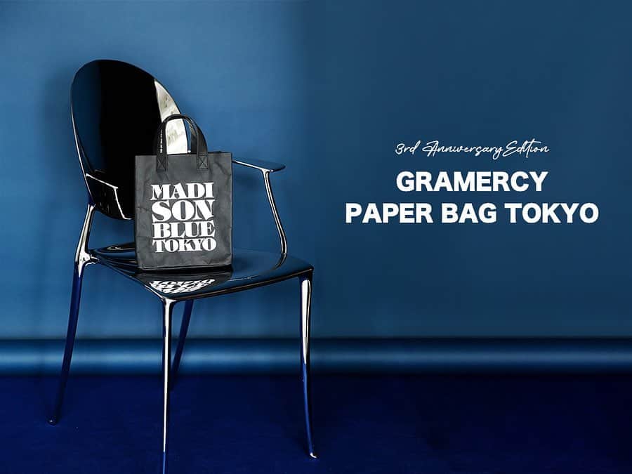 MADISONBLUEのインスタグラム：「ONLINE STORE 3TH ANNIVERSARY EDITION 『GRAMERCY PAPER BAG TOKYO』 11月21日（火）オンラインストアで予約開始！ ーーーーーーーーーーーーーー  マディソンブルー オンラインストアは、多くのお客様にご愛顧いただき、今年で3周年を迎えます。  これまでのご愛顧に感謝し、大変多くのリクエストをいただいております『GRAMERCY PAPER BAG TOKYO』のアニバーサリーエディションの発売します！  フロントやサイドに配されたシルバーのタイポグラフィが際立つ、これまでとは異なるシックなカラーリングに身を包んだ限定モデルです。  ーーーーーーーーーーーーーー 「GRAMERCY PAPER BAG TOKYO」 COLOR : BLACK × SILVER　※直営店限定モデル SIZE : FREE PRICE : ￥15,400 (tax in) お届け時期：12月上旬頃を予定 取り扱い店：公式オンラインストア、表参道店  #madisonblue #マディソンブルー  #marikonakayama」