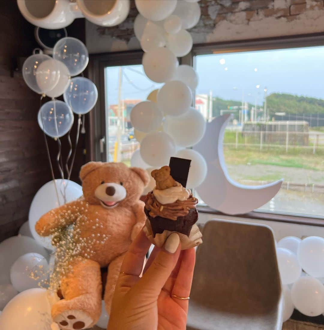 Fabiolla Takinamiさんのインスタグラム写真 - (Fabiolla TakinamiInstagram)「Baby showerをするならクマさんがいいなぁ〜🐻 っと心に決めていた私。  おもてなしするゲストには 美味しいスイーツも楽しんでもらいたい🥹🍰  そんな思いから  よし！ 作るぞ！🧁🫡  って思ったけど 全然無理で🤰❌🤣  すぐに 友人である　@veg.icura に相談したら 特注でとっても可愛いマフィンを作ってもらう事に🧁🧸  可愛いだけじゃなく 安心美味しいから ゲストも大喜び☺️  ほんと、 私の手作りじゃなくって イクラに頼んで良かった🤣  ほんとありがとうね🧸🧁  オーダー注文も可能みたいなので 興味ある方は　@uhuru_icura へ💌してね🌈  #思い出 #2023.09.10 #babyshower #ベビーシャワー#ビーガンマフィン」11月21日 19時28分 - fabi_olla