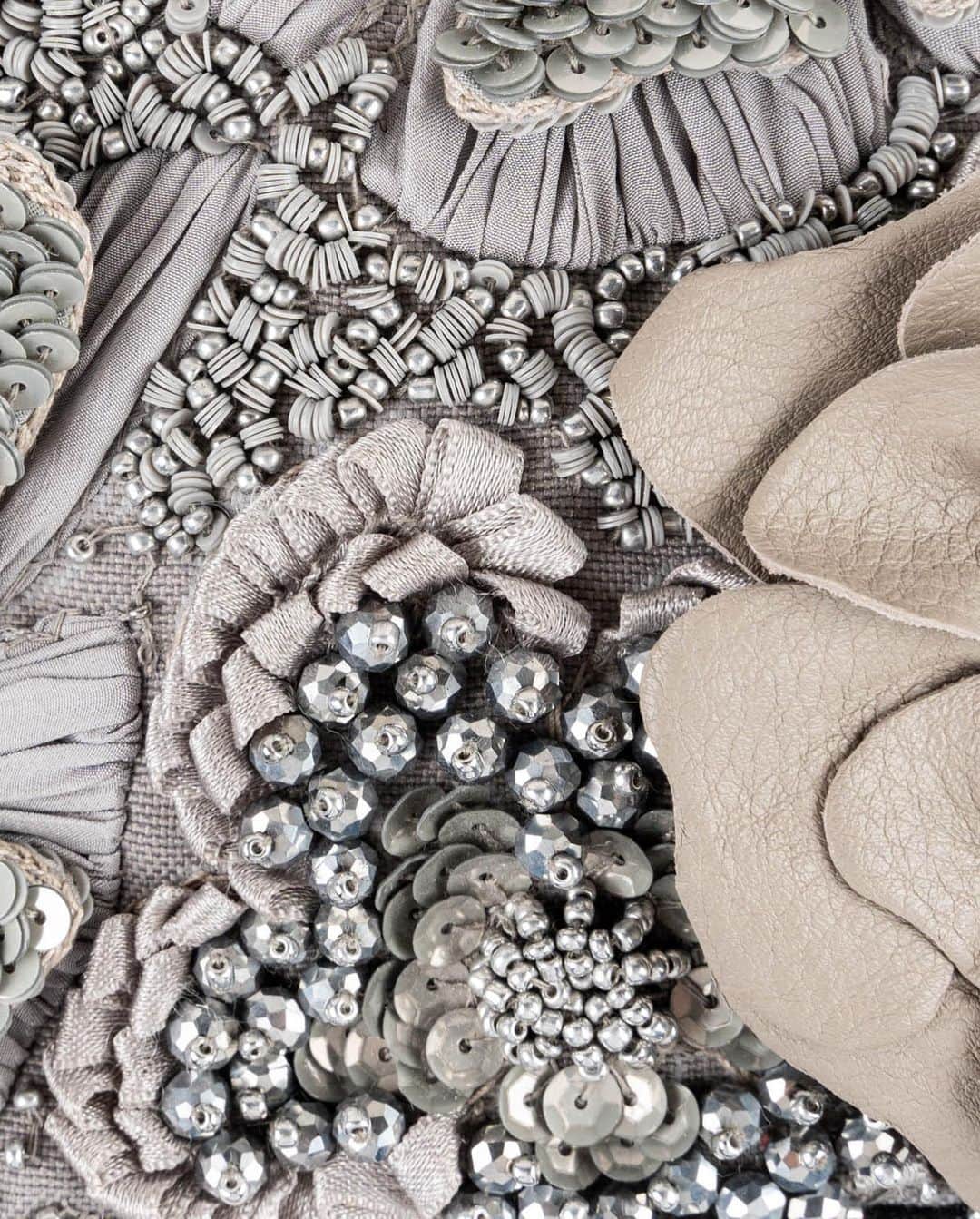 ジャマンピュエッシュさんのインスタグラム写真 - (ジャマンピュエッシュInstagram)「Rosa, where couture meets silver bloom! The fine leather flowers and the metallic hue of the beads come together in a harmonious celebration of style. #jaminpuech #couturestyle #uniquebag」11月21日 19時38分 - jaminpuech