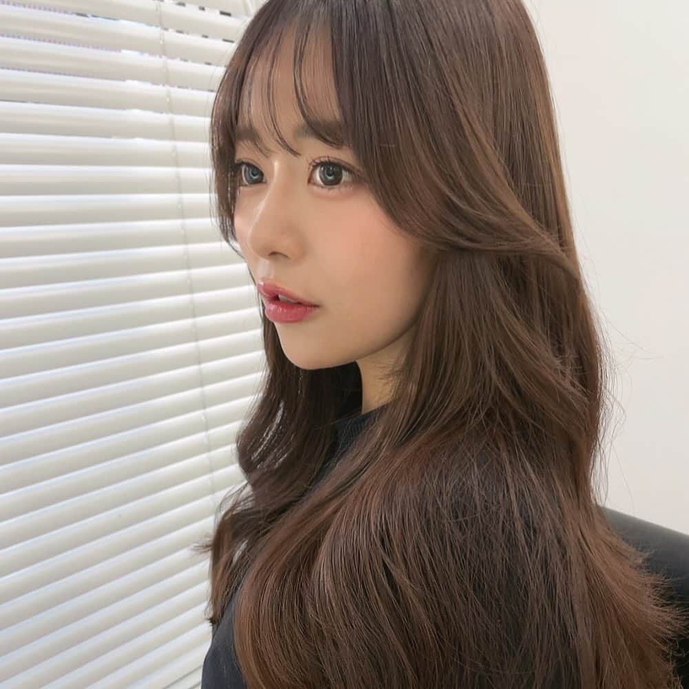 飛田彩のインスタグラム：「@ooo31_iguchiyuka_31ooo ♡  ストレートって勘違いしてる方もいるんですが 次髪質によっては使い方次第で最強の施術になります🫶🏻  なんといっても艶々になるのが本当に最高です🥰  でも間違えてしまうととっても危ない施術になります🙇‍♀️ しっかり1人1人の髪にあった薬の配合、放置時間‼️  これを間違えてしまうと硬毛化やポーラス毛ににってしまいます！！そしてなってしまうと治りません😭  なのでやりたい！！と言ってもお断りする事がございます🙇‍♀️  是非ご相談下さい🩵」