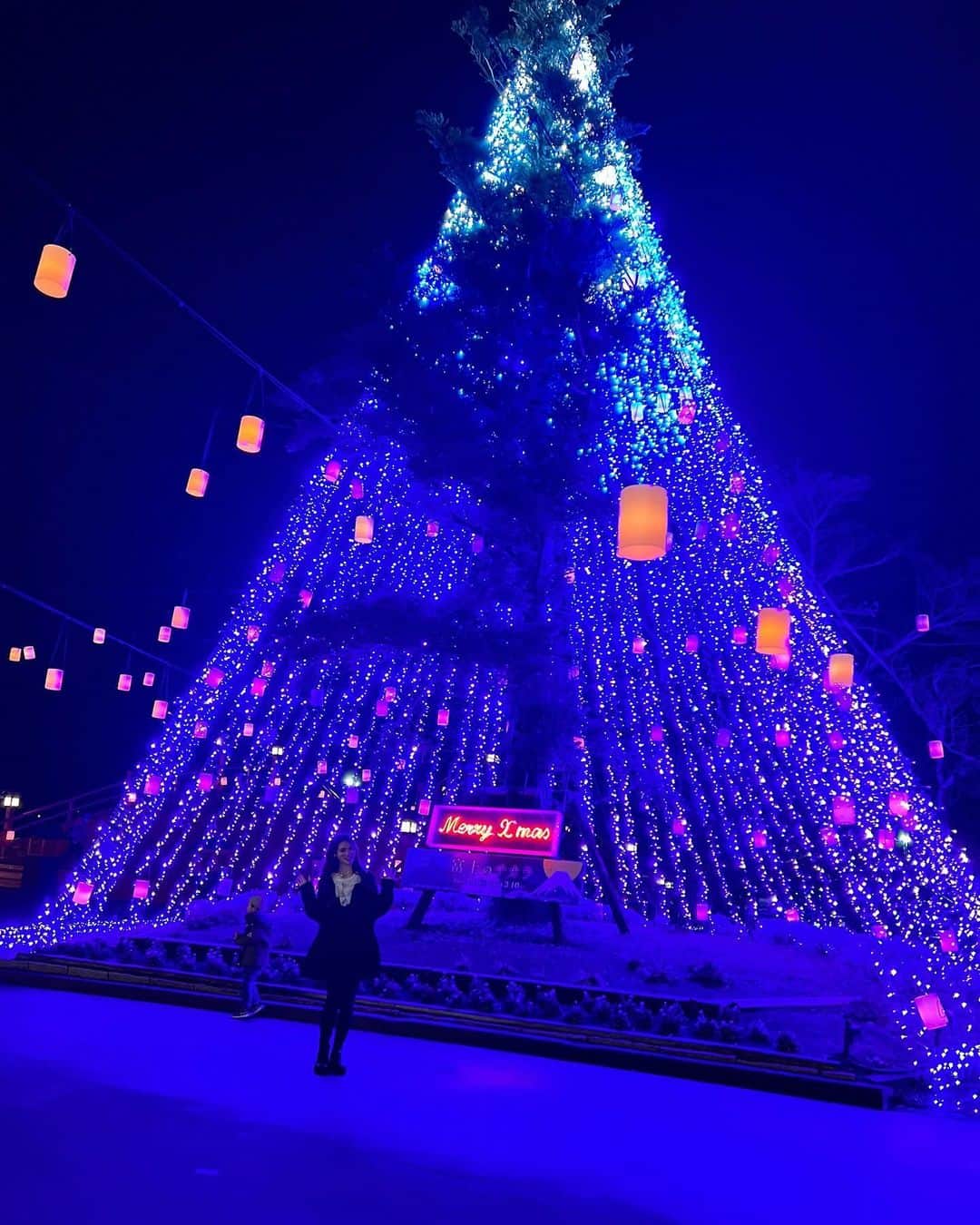天玲美音のインスタグラム：「大きなツリー💜💙🩵 イルミネーションやクリスマスツリーっていいですよね！好き🪄🎄 今年はいくつ出逢えるかな... MION☺︎」