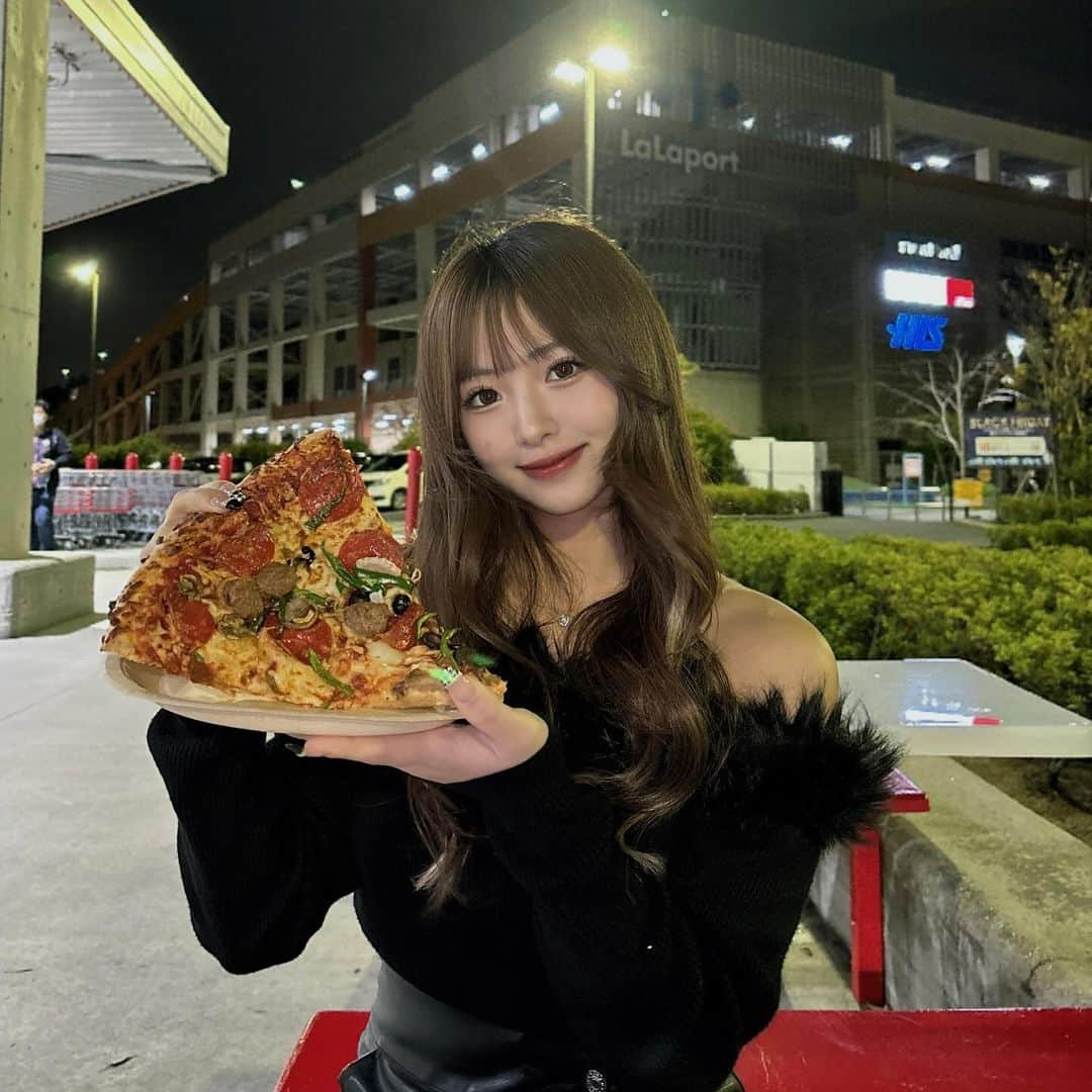 園田乃彩のインスタグラム：「🍕  pizzaでか〜い! 幼なじみとシェアして食べたよ☺︎」