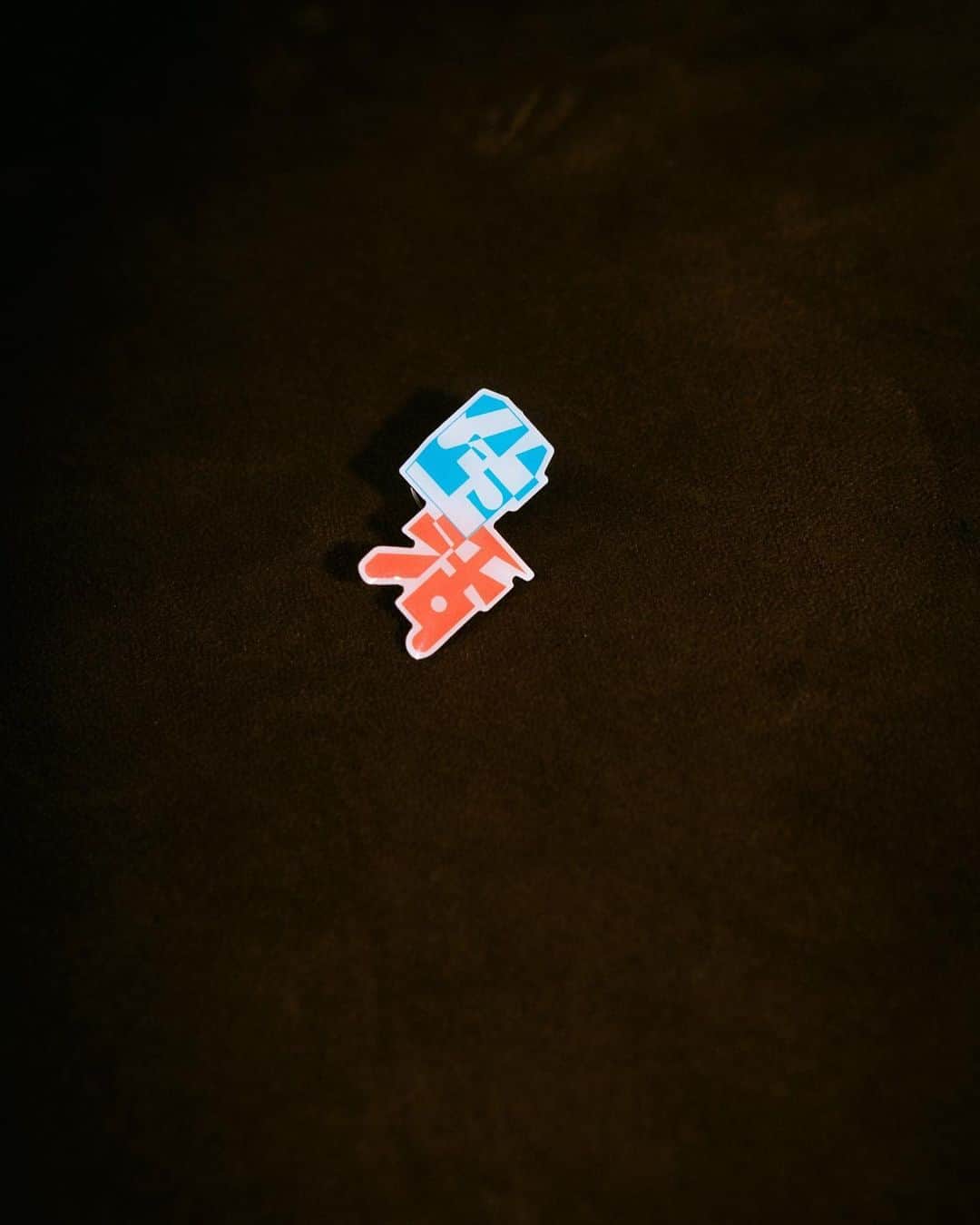 Cody・Lee(李)のインスタグラム：「𝘛𝘖𝘜𝘙 𝘎𝘖𝘖𝘋𝘚⑤  ･:*+. 生活 Pins .:+  Price：1,200JPY  Design：Shun Sasaki @nuhsikasas  Photo：Takanobu Souma @takanobusouma」