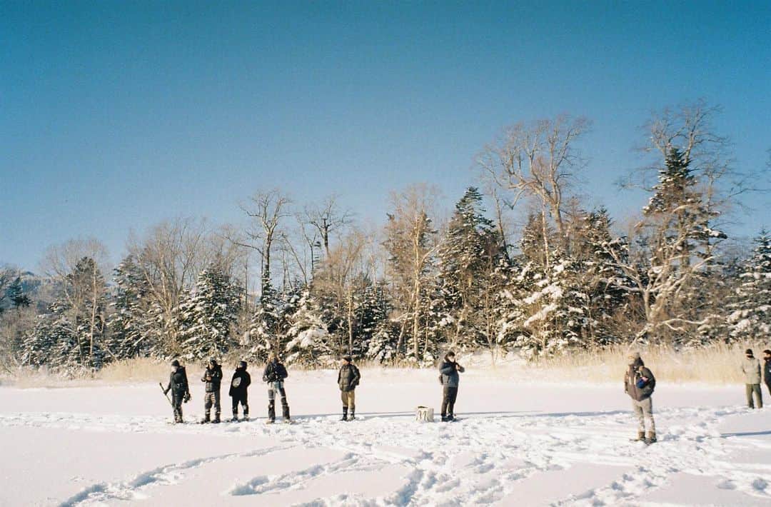 堀田茜さんのインスタグラム写真 - (堀田茜Instagram)「去年行ったロケ中にフィルムで撮った写真たち、やっと現像に出した⛄️懐かしい…1月の北海道寒かったけど雪がふわふわで、自分でもびっくりするくらい子供みたいに雪で遊んだのを思い出した！(自撮りはそんな風に見えないくらい寒さのあまり顔がかたまってる) また引き出しからフィルムカメラ取り出して、カバンの中に入れた🫶🏻📷」11月21日 19時31分 - akanehotta