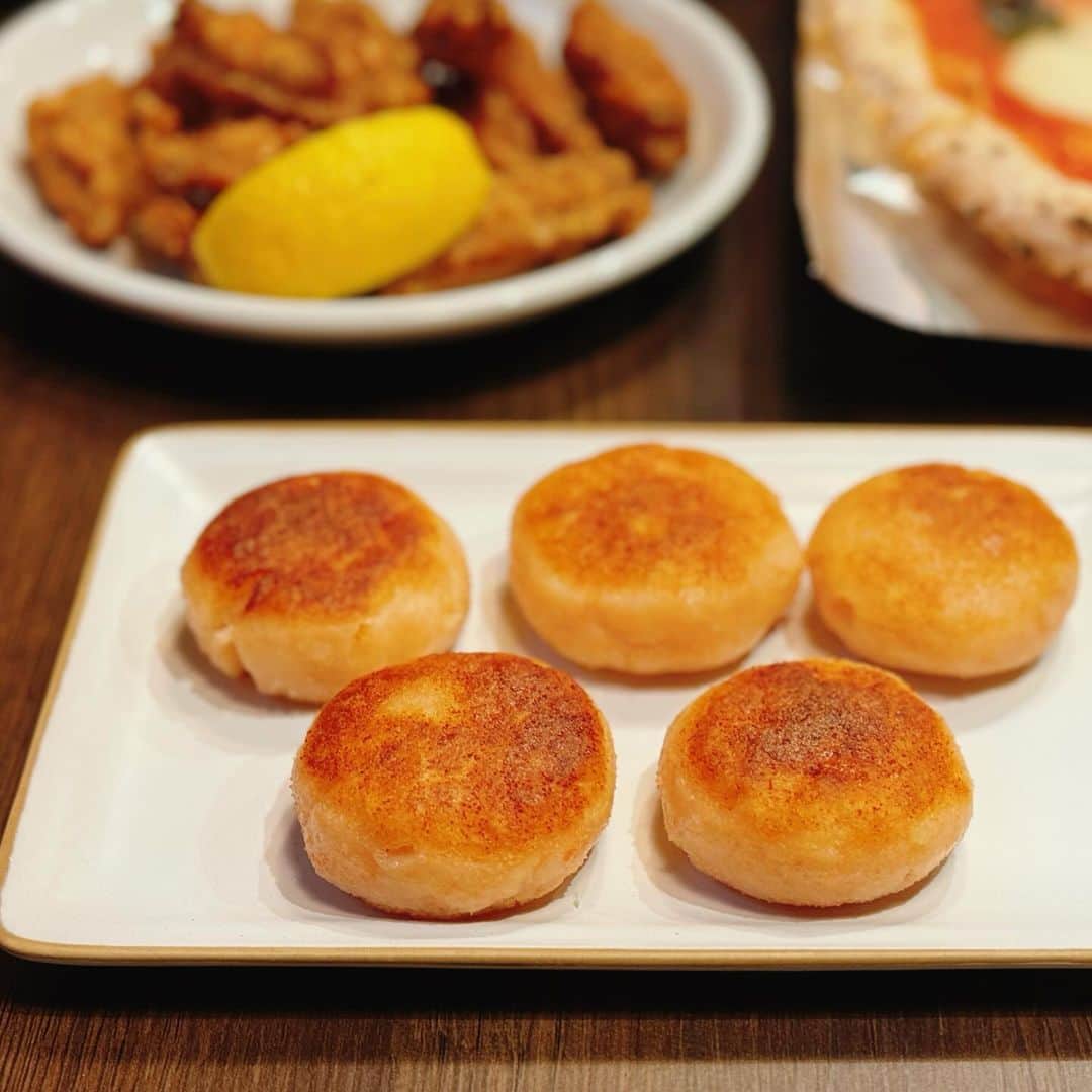 ゆうきのインスタグラム：「先週末の、友達との飲み会🍻  友達と会うのが4ヶ月ぶりで お酒も話も進み、 12時過ぎまでゆっくりできました😁 帰りを気にせずゆっくりできるのは、 お泊まり飲みの醍醐味👍  友達は、ピザやパスタを持ってきてくれ、 豪華な食卓に♪  私が作ったおつまみは、 ・明太子のじゃがいももち ・サーモンカルパッチョ ・鳥手羽のスパイシー 揚げ ・ブロッコリーのペペロンチー  レシピです⬇︎ 〜明太チーズじゃがいももち〜 【材料（6個分）】 ・じゃがいも……2〜3個（350gほど）→ 皮を剥いてひと口大に切る ・ピザ用チーズ……スプーン6杯 ・オリーブオイル……大さじ2杯 a.片栗粉……大さじ2杯 a.塩……適量 a.明太子……50gほど → 皮から取り出す  【作り方】 1.鍋にじゃがいもと水を入れて火にかけ茹でていく。竹串がスッと入るまで柔らかくなったらザルにあけ、じゃがいもを鍋に戻し入れる。中火にかけ、混ぜながらさっと加熱し、水分を飛ばしたら火を止める。  2. 1のじゃがいもをマッシャーで潰していく。全体がしっかり潰れたら（a）を加えてよく混ぜ合わせる。全体が馴染んだら皿に移し粗熱をとり、6等分にする。  3. 2を手に取り、上にピザ用チーズを乗せて包むようにして丸く成形する。同じものを6個作る。  4. 中弱火で温めたフライパンにオリーブオイルを入れて3を並べる。蓋をして2〜3分焼いていく。こんがり焼き色がついたら裏返して同様に焼いて完成。 ・ ・ ・  ✏︎レシピ⬇︎ 〜スパイシー手羽唐揚げ〜 【材料（2〜3人分）】 ・鶏手羽中……15本 ・片栗粉……大さじ2杯 ・粗挽き黒こしょう……適量 A にんにく……1かけ → すりおろす A 生姜……1かけ → すりおろす A 酒……大さじ1杯 A しょうゆ……大さじ1と小さじ1杯  【作り方】 1. 保存袋に手羽中とAを入れて袋の上からよく揉み込み、封をして冷蔵庫で30分ほどおく。取り出して片栗粉を混ぜ込む。  2. フライパンに1cmくらいの高さまでサラダ油を注ぎ、中弱火で温めたら1を入れる。  3. 3分ほど揚げ焼きして、きつね色になったら裏返し、更に3分ほど揚げ焼きする。きつね色になったら取り出して油を切り、熱いうちに全体に黒こしょうをかけて完成。 ・ ・ ・  #おうちごはん#晩ごはん#夜ご飯#夕食#献立#レシピ#簡単レシピ#おうち居酒屋#おつまみ#マカロニメイト#晩酌#フーディーテーブル#乾杯#家飲み #dinner#japanesefood#foodpic#yummy」
