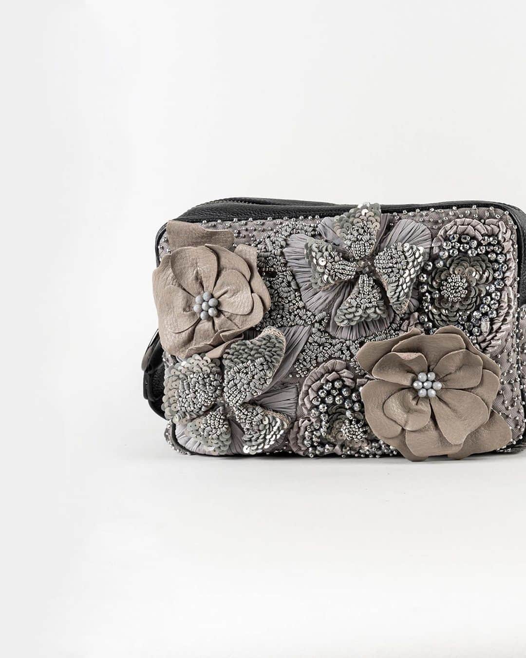 ジャマンピュエッシュのインスタグラム：「Rosa, where couture meets silver bloom! The fine leather flowers and the metallic hue of the beads come together in a harmonious celebration of style. #jaminpuech #couturestyle #uniquebag」