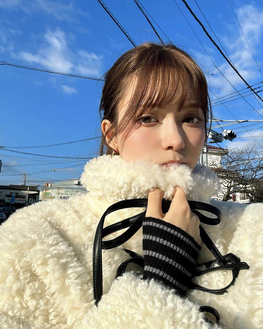 八木アリサのインスタグラム：「昨日今日の私服。モフりたがり。☁️」