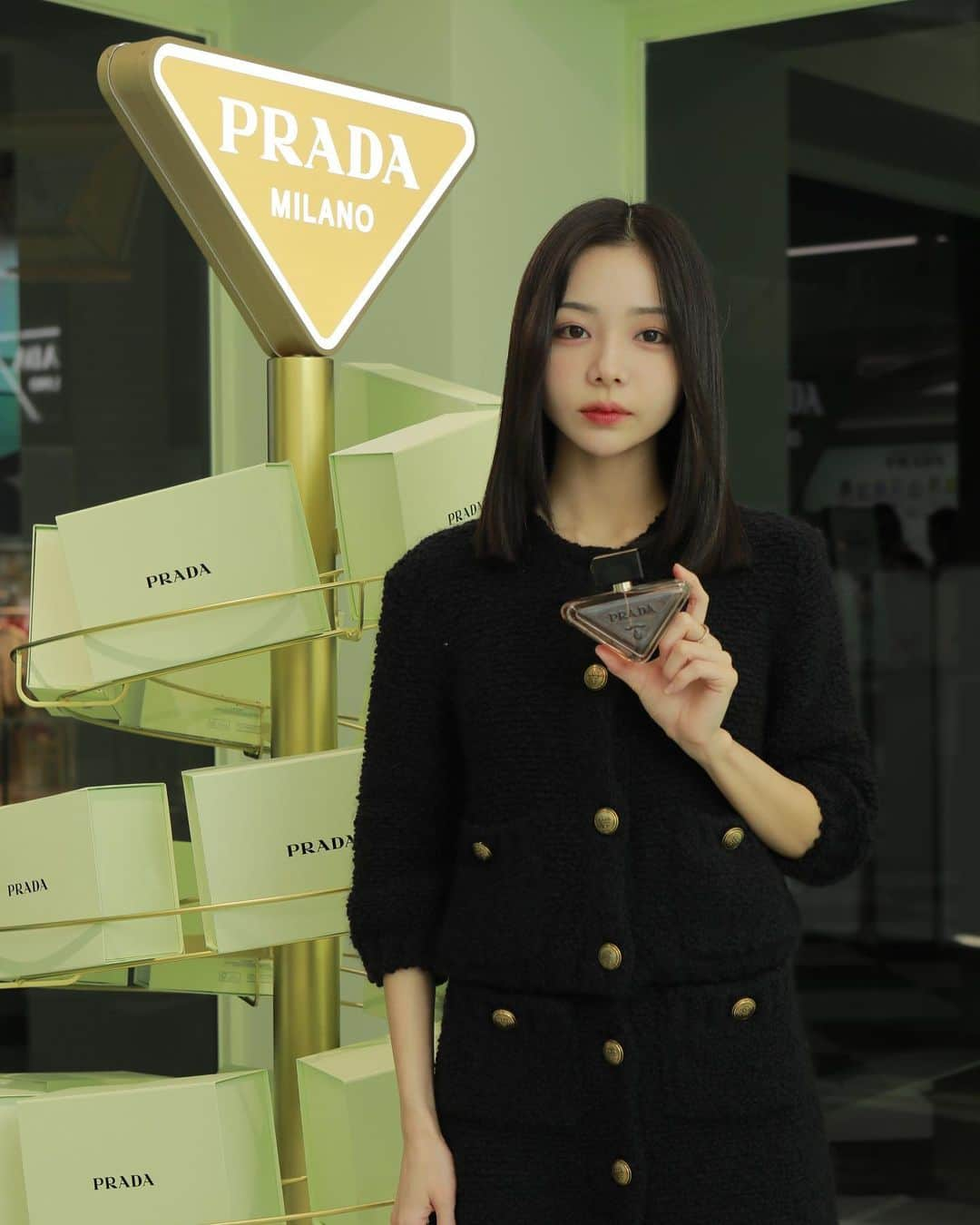 愛甲ひかりさんのインスタグラム写真 - (愛甲ひかりInstagram)「For @pradabeauty  明日オープンの原宿にあるポップアップストアで香水のプリントを選べたり購入者限定で可愛いミラー貰えたりするみたい🌙 気になる方は行ってみて🫶🏻  #prada #PradaParadoxe #PradaBeauty #プラダパラドックス #pr」11月21日 19時34分 - hikarieee