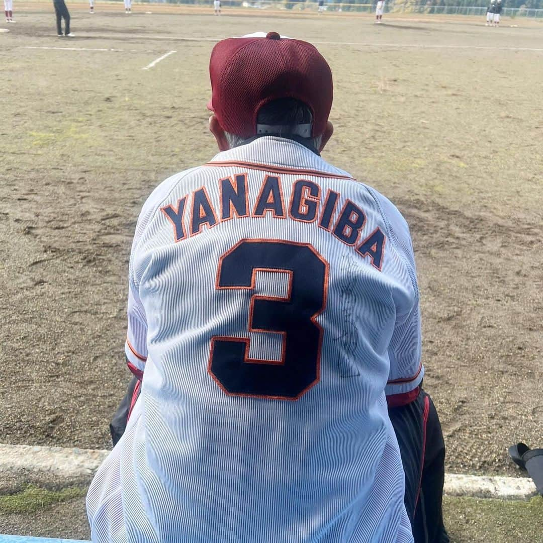 柳葉敏郎のインスタグラム：「. 息子の学校の野球部の球納めも終わり。。 今シーズン⚾️全て終了。  でもそろそろ雪寄せ❄️ が始まりますね😅   雪の降る地域の皆様！ 今年も頑張りましょう！！💪🏻」