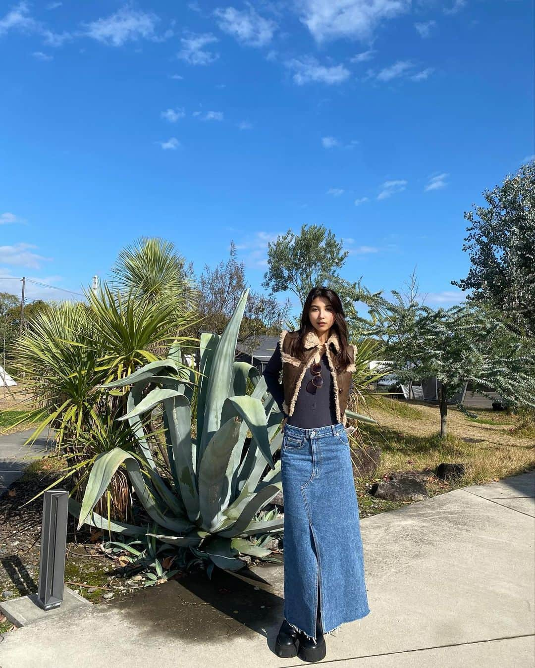 石井エミリーのインスタグラム：「SNSデトックス完了✌🏽🌱  久しぶりに家族やいとことゆっくり過ごしてたくさんパワーチャージできた🫶🏽✨ また投稿頑張ります❤️‍🔥  jacket @vequm_official  tops @iunleash__official  skirt @amerivintage」