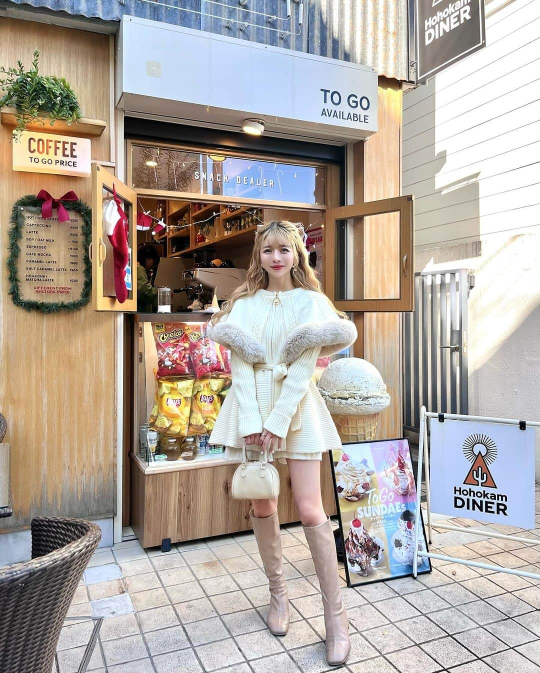 エリンコさんのインスタグラム写真 - (エリンコInstagram)「🎅🎁 . 街がクリスマスいっぱいで 可愛いすぎてテンションあがるー❣️❣️ . クリスマスメニューは ちっちゃなサンタクロースがついてたり お店の飾りもクリスマス感満載🎄 . @hohokamdiner  原宿駅から徒歩2分なのも良いー💓 . #クリスマス #クリスマスメニュー #hohokamdiner #原宿カフェ #原宿 #明治神宮前カフェ #東京カフェ #東京スイーツ #カフェ巡り #カフェ #東京カフェ巡り #tokyo #えりんコーデ #えりんこヘアアレンジ #えりんこカフェ巡り」11月21日 19時36分 - erinko0315