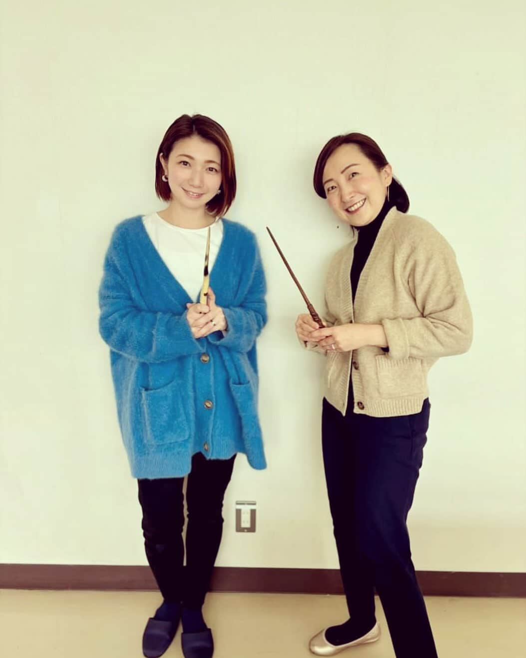 田添菜穂子さんのインスタグラム写真 - (田添菜穂子Instagram)「I was really glad to help the pre-workshop for ´Harry Potter and the cursed child ´ at a school today!   I was dancing with the students holding the wand!  It was such a fun! I am really looking forward to another time!  今日はホリプロ製作の舞台「ハリー・ポッターと呪いの子」のプレワークショップでお手伝いを。  団体鑑賞をする学校を対象に、その学校に事前に製作スタッフが伺い、ワークショップを行うというもの。  内容は開催されてのお楽しみ、ですが、私も杖を持ってハリポタTシャツを着てお手伝いをしました！子どもたちと一緒にワクワクした時間を過ごしました！  写真は今日ご一緒だった同じホリプロ・アナウンス室の神谷文乃アナ　@kamiya_ayano2021 と。神谷さんもハリポタ大好きなあまり、文学部時代の卒論はハリポタ原作についてだそう！お会いできて嬉しかったです！  次回からは進行を担当します。各地で子どもたちに出会えるのを楽しみにしています！  @horipro_announcers_hap   #ホリプロ #ハリーポッターと呪いの子 #プレワークショップ #神谷文乃 #ハリーポッター #ホリプロアナウンス室 #harrypotter #harrypotterandthecursedchild #wanddance」11月21日 19時46分 - nahokotazoe