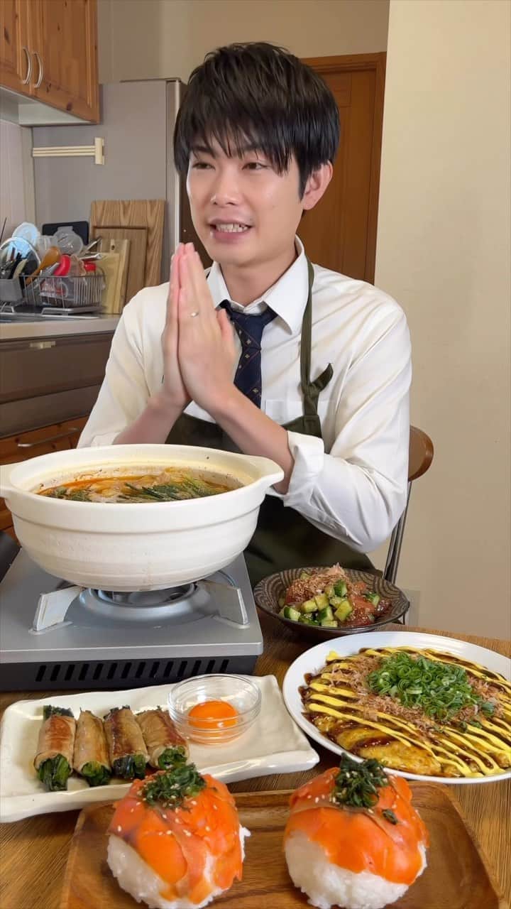 ぴーきちのインスタグラム：「食べたいおつまみはございましたか？  【マグロときゅうりのわさび和え】 〈材料〉 マグロ150g きゅうり1/2本 かつお節適量 A しょうゆ大さじ1 わさび小さじ1 ごま油大さじ1 顆粒だしの素小さじ1/2 いりごま適量  〈作り方〉 ①マグロときゅうりは食べやすい大きさに切ります。 ②ボウルに①とAを入れてよく混ぜます。 ③お皿に盛り付け、かつお節を乗せて完成です。  【ニラ肉巻き】 〈材料〉 豚バラ肉100g ニラ50g 塩こしょう少々 卵黄1個 A 醤油大さじ1 お酒大さじ1 みりん大さじ1 砂糖小さじ1  〈作り方〉 ①ニラは5cm幅に切る。 ②豚バラ肉に塩こしょうを振り、ニラを巻く。 ③フライパンに油を熱して②を炒める。 ④Aを加えて全体に味が馴染んだら、お皿に盛る。卵黄を添える。  【豆腐キャベツお好み焼き】 〈材料〉 キャベツ200g 木綿豆腐150g 卵1個 ごま油大さじ1 シュレッドチーズ適量 A 薄力粉大さじ2 片栗粉大さじ2 鶏がらスープの素小さじ1 塩こしょう少々 ▪️トッピング お好みソース マヨネーズ かつお節 小ネギ  〈作り方〉 ①キャベツは千切りする。 豆腐は水気をよく切る。 ②ボウルに卵/①/Aを混ぜる。 ③フライパンに油を熱し、②を両面焼く。 ④チーズを振って予熱で溶かす。 ④お皿に盛り付けて、▪️をトッピングする。  【うまい鍋】 〈材料〉 白菜300g 豚バラ200g 長ネギ1本 ジャガイモ2個 ウインナー4本 ニラ1/2束 すりごま適量 A 水800ml 味噌大さじ1 コチュジャン大さじ1/2 醤油大さじ2 酒大さじ2 おろしにんにく大さじ1 唐辛子大さじ1 ダシダ小さじ1 ごま油大さじ1  〈作り方〉 ①各食材は食べやすい大きさに切ります。 ②鍋にAを沸かしてニラとすりごま以外の食材を入れて火が通るまで煮る。 ③ニラとすりごまを乗せる。  【スモークサーモンのおにぎり】 〈材料〉 ごはん200g スモークサーモン4枚 大葉（千切り）2枚 いりごま適量 A お酢大さじ2 砂糖大さじ1 塩少々  〈作り方〉 ①ご飯とAを混ぜて酢飯を作る。 ②おにぎりを握り、スモークサーモンを乗せる。 ③お皿に盛り付け、大葉とごまを乗せる。  ～～～～～～～～～～～～～～～～～～～～～～～～～～～～～～～～～～  レシピ本第二弾「おつかれごはん おかわり」作っちゃいました！ Amazonや楽天でチェックしてみてくださーーーーい🥰✨  #おつまみ  #おうち時間  #おうち居酒屋  #料理動画  #料理レシピ  #簡単レシピ  #簡単おつまみ  #おかず  #レシピ」