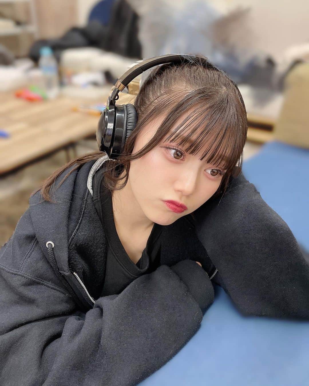 大場結女さんのインスタグラム写真 - (大場結女Instagram)「おうちでばゆめ。𖤥𖤘⋆*  おうちでテレビ見てごろごろするのってたまーにするのが幸せ♪   #ポニーテール#パーカー  #パーカー女子  #家 #おうち時間」11月21日 19時41分 - yume.o__06