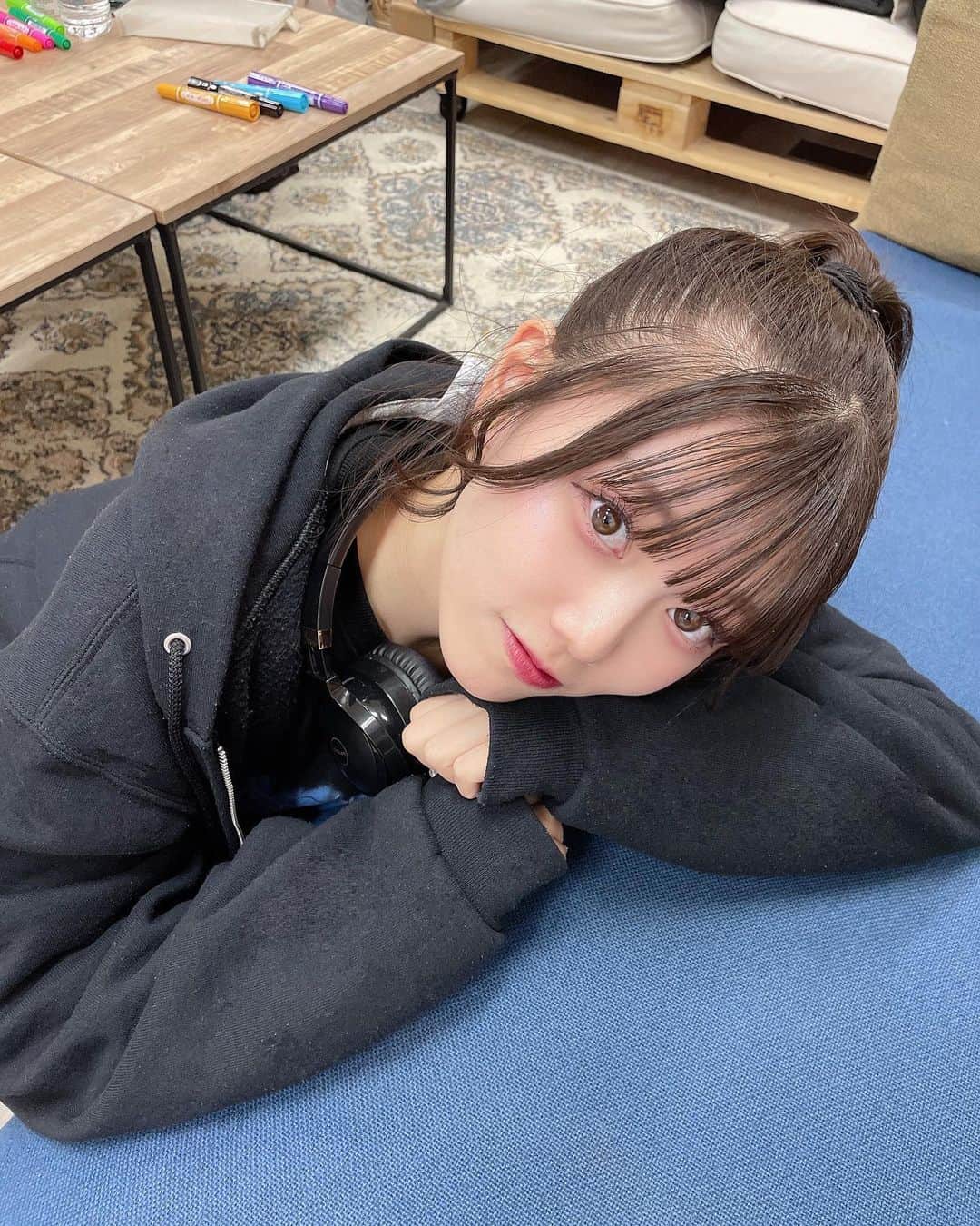 大場結女さんのインスタグラム写真 - (大場結女Instagram)「おうちでばゆめ。𖤥𖤘⋆*  おうちでテレビ見てごろごろするのってたまーにするのが幸せ♪   #ポニーテール#パーカー  #パーカー女子  #家 #おうち時間」11月21日 19時41分 - yume.o__06